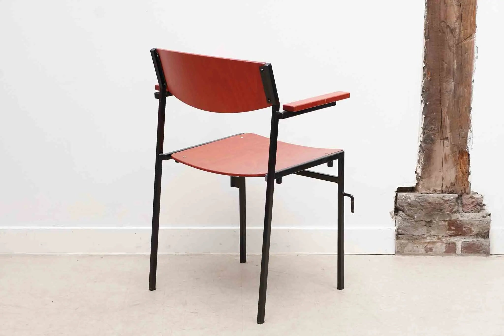 Chaises Gijs van der Sluis rouge et noir Cartel de Belleville