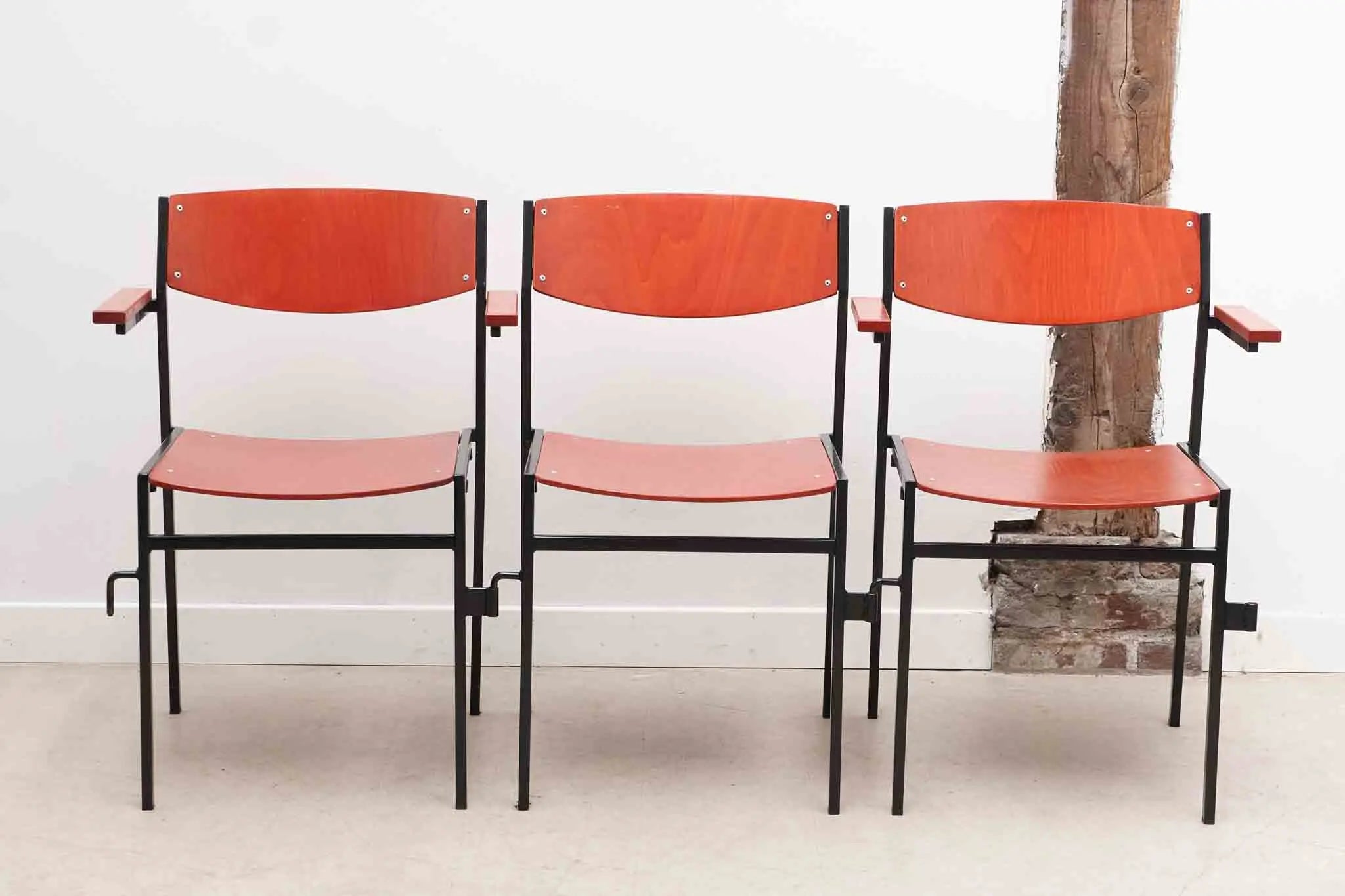 Chaises Gijs van der Sluis rouge et noir Cartel de Belleville