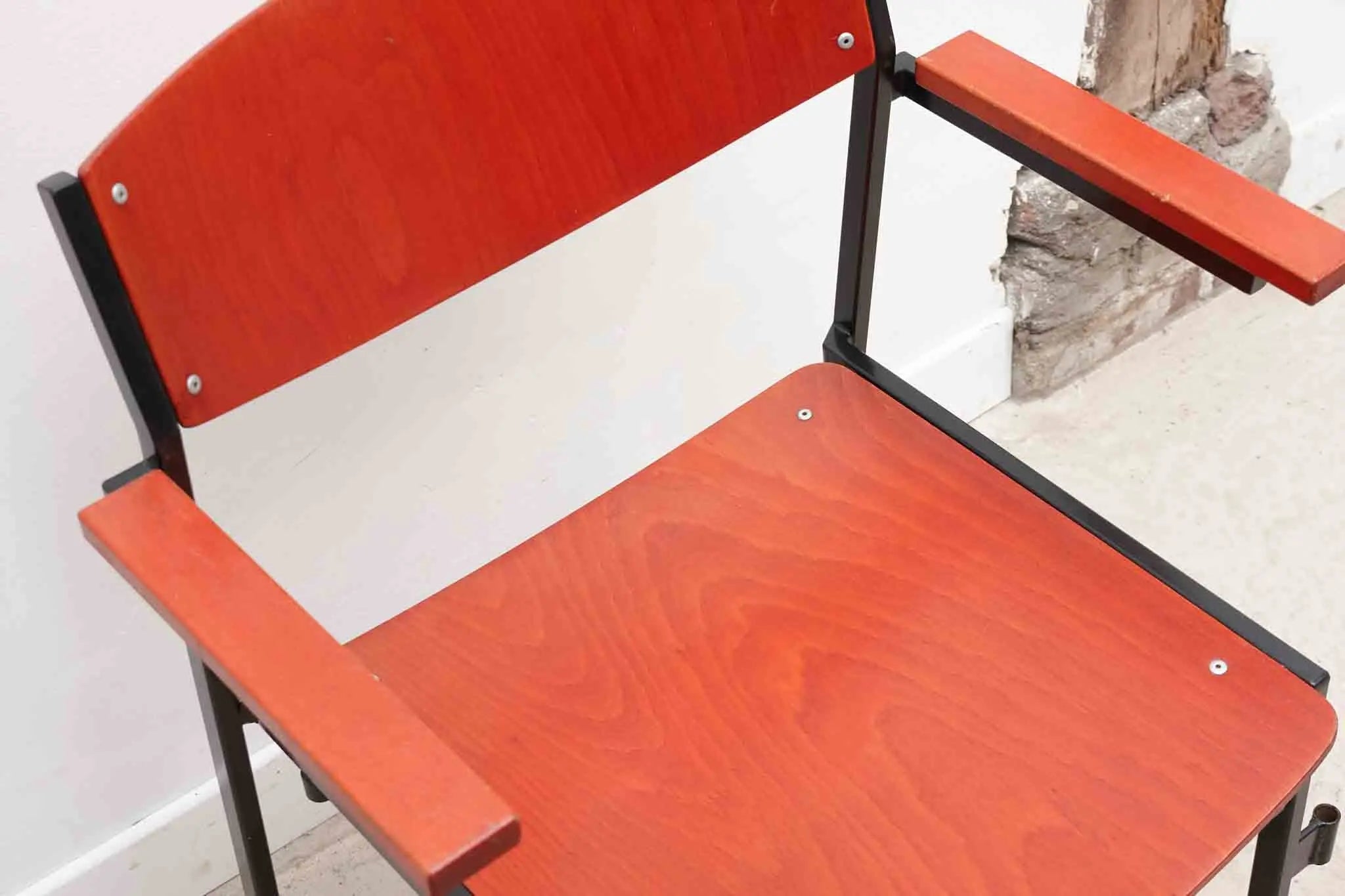 Chaises Gijs van der Sluis rouge et noir Cartel de Belleville