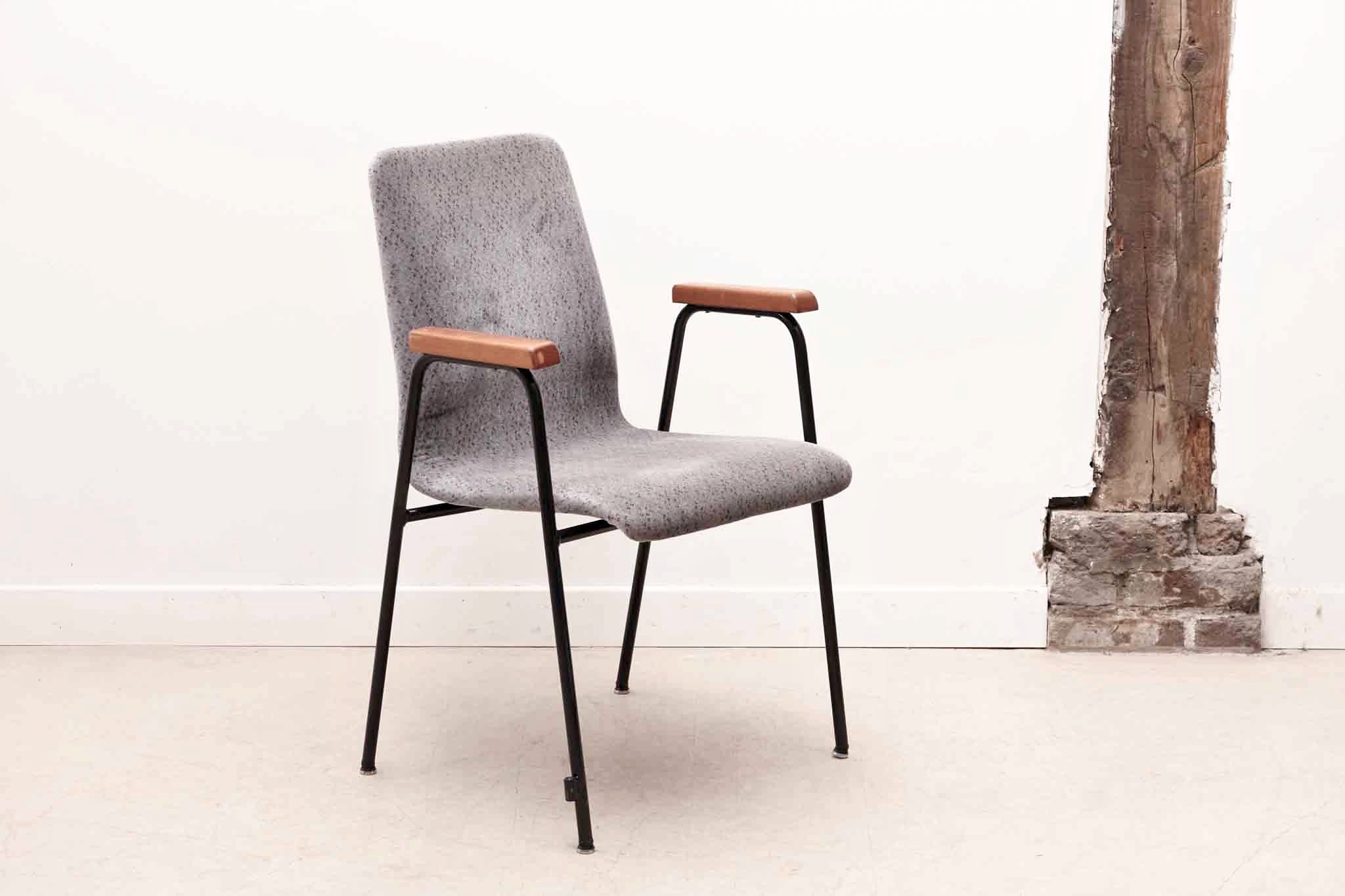 Chaise en tissu gris à motif et pieds noirs