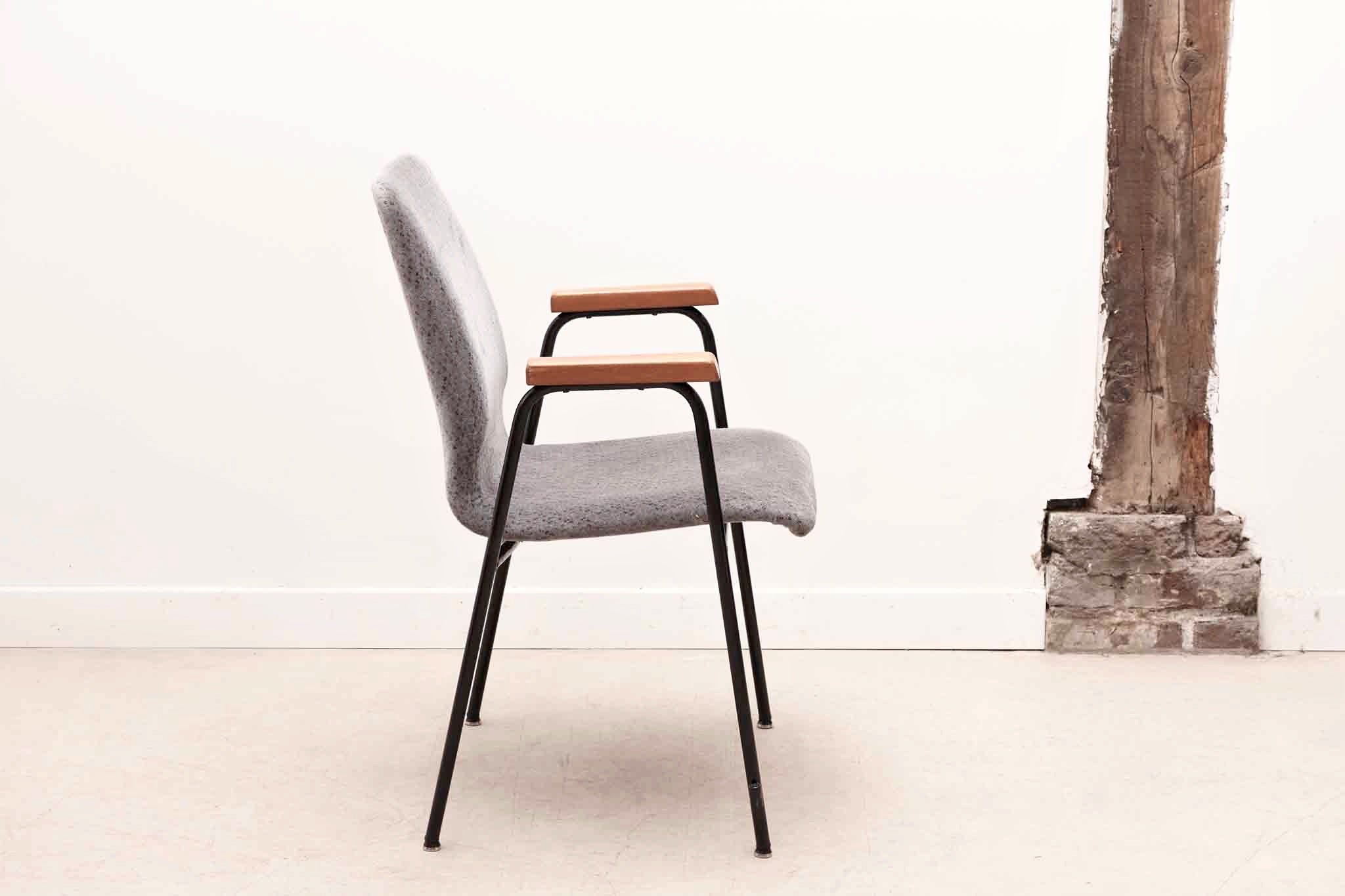 Chaise en tissu gris à motif et pieds noirs