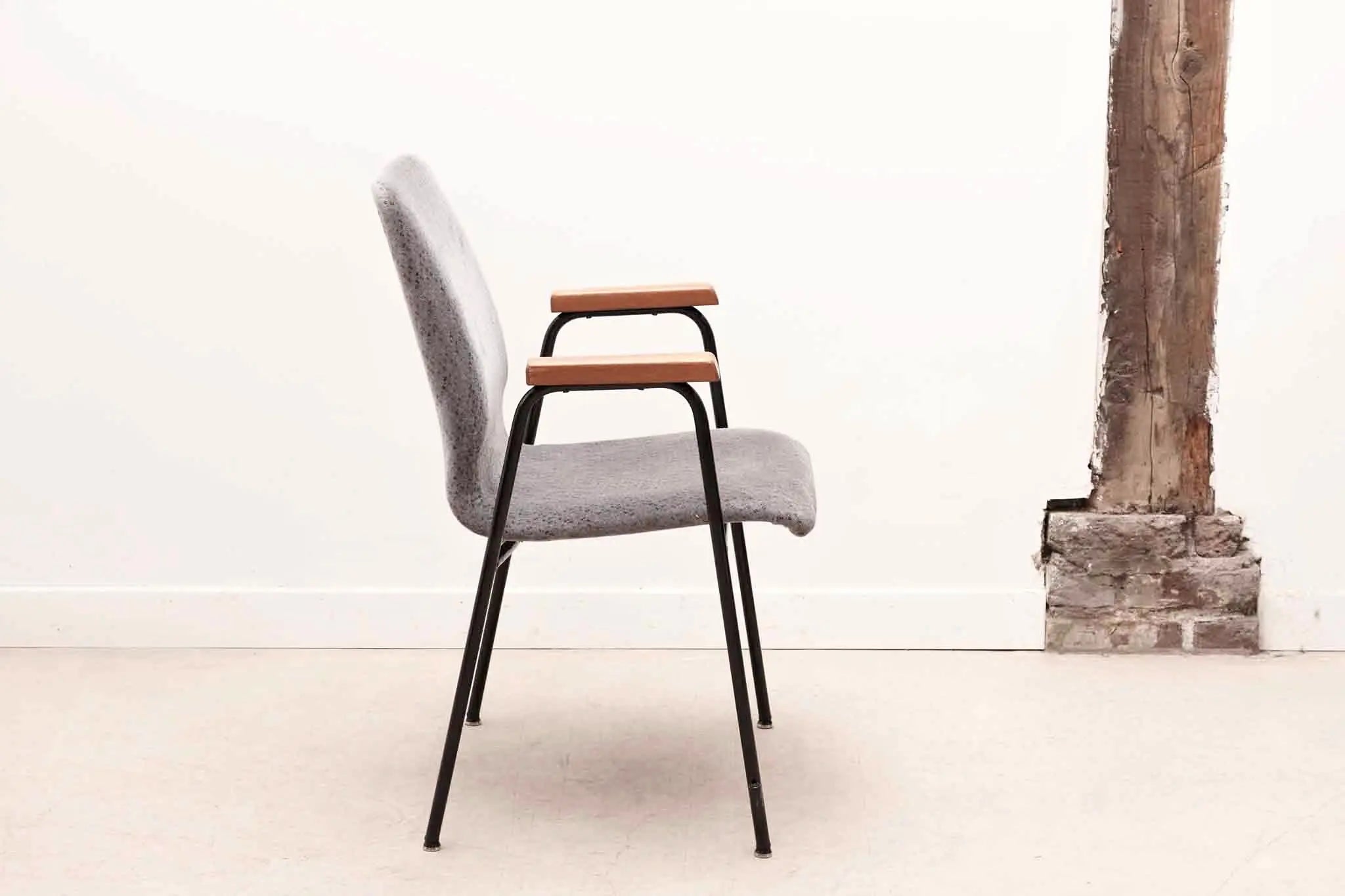 Chaise en tissu gris à motif et pieds noirs Cartel de Belleville