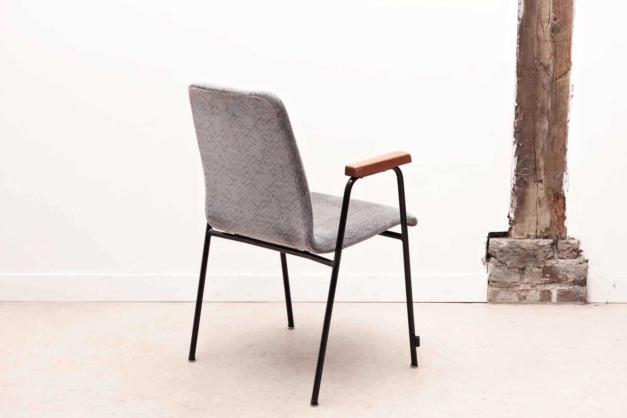 Chaise en tissu gris à motif et pieds noirs