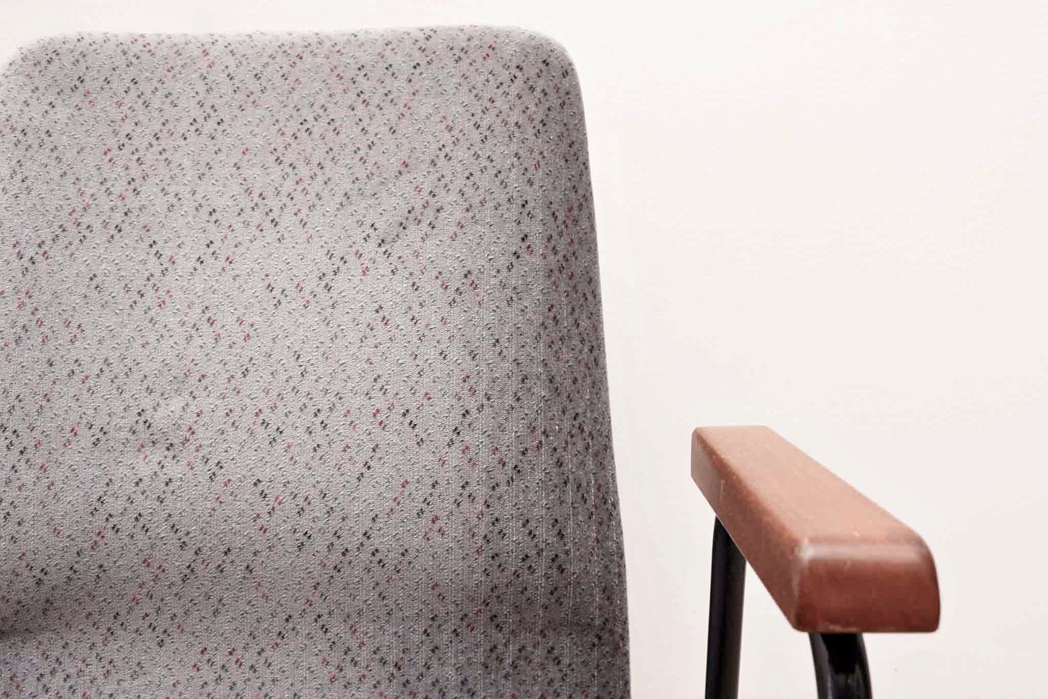 Chaise en tissu gris à motif et pieds noirs