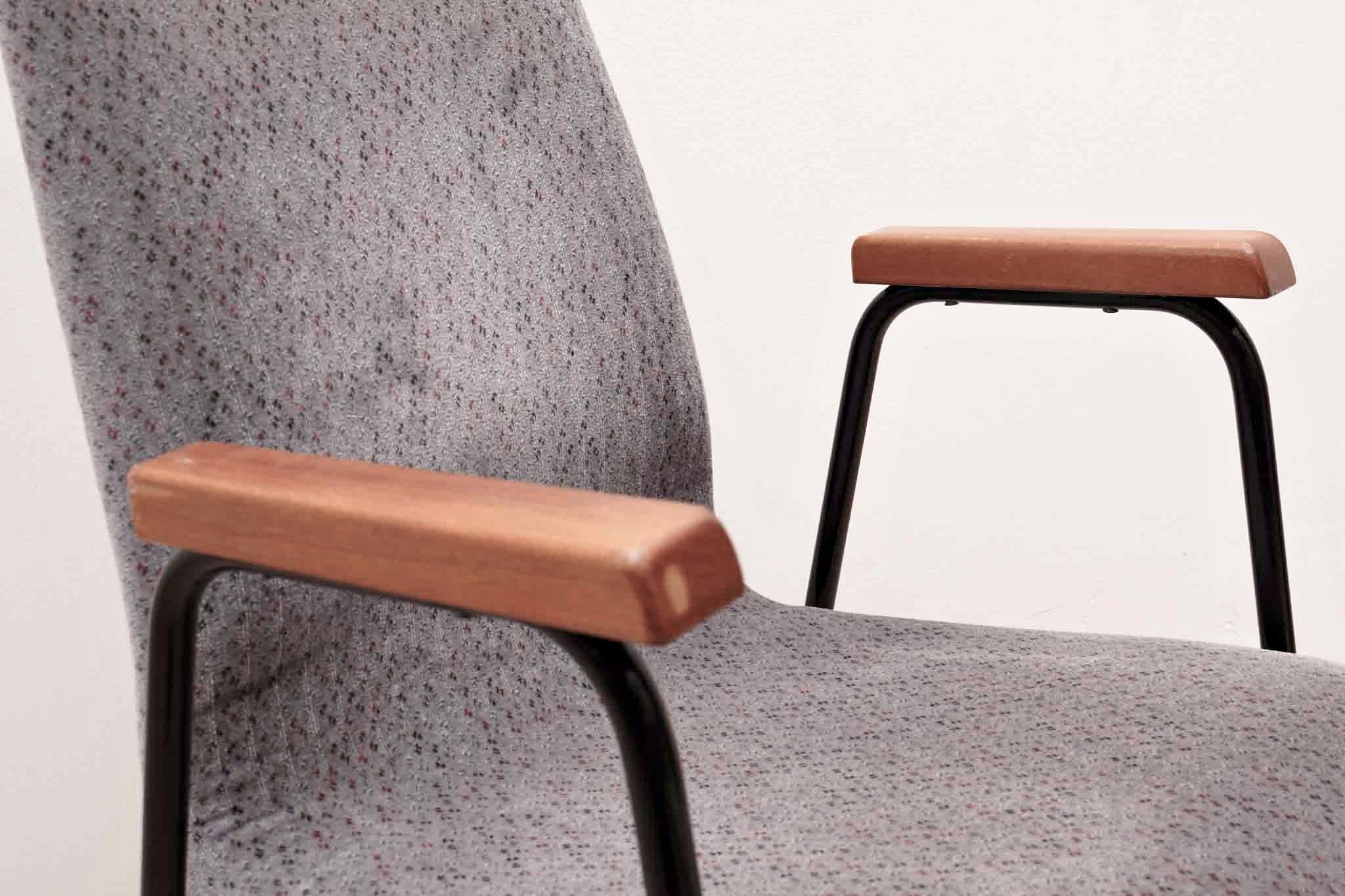 Chaise en tissu gris à motif et pieds noirs