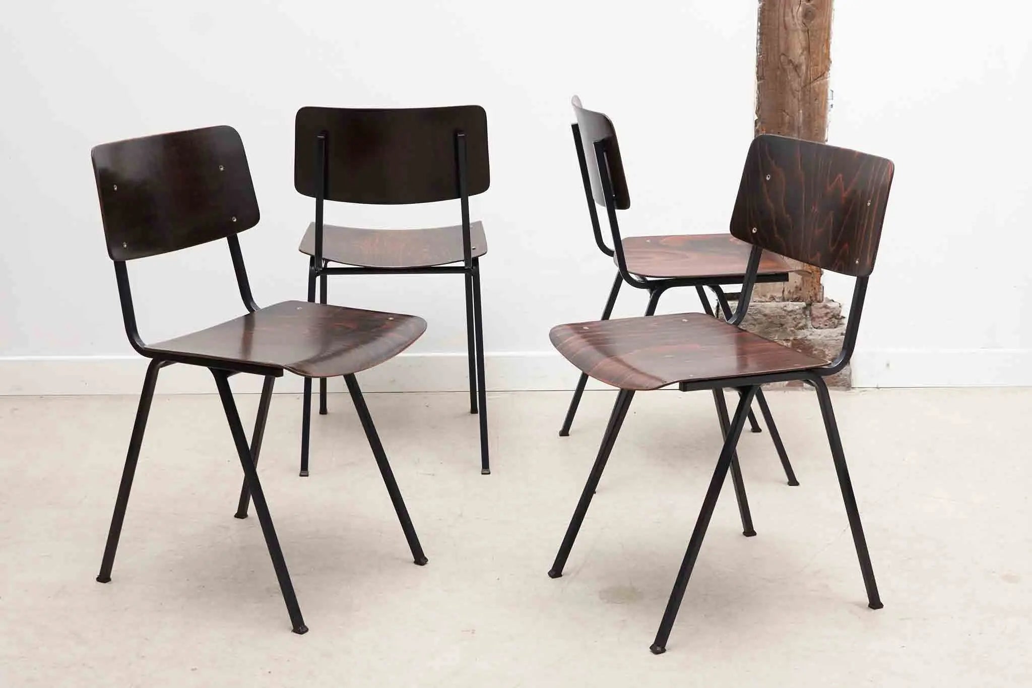 Chaise Eromes F6 ébène Cartel de Belleville