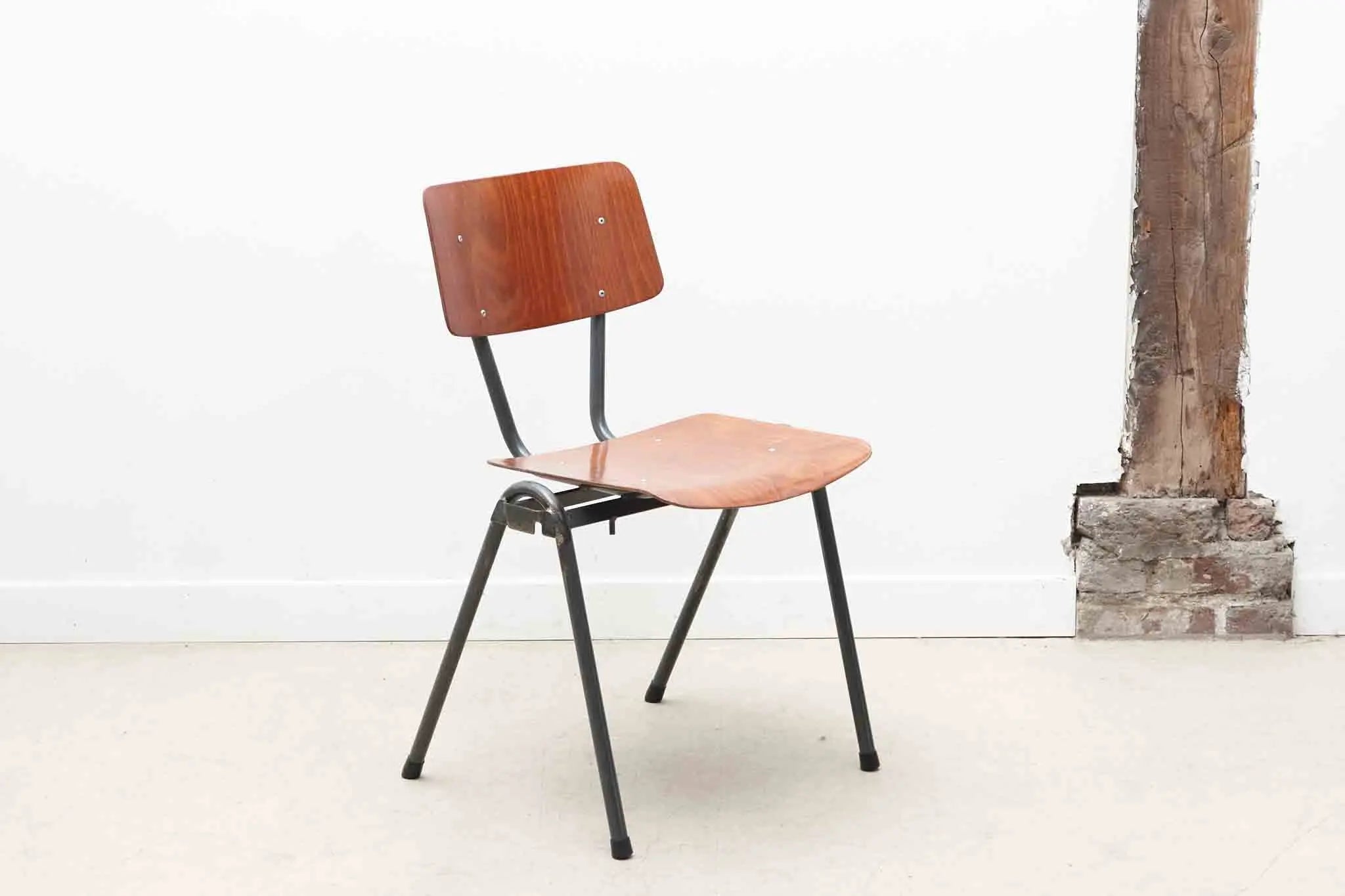 Chaise Eromes chêne et gris-vert avec accroches Cartel de Belleville