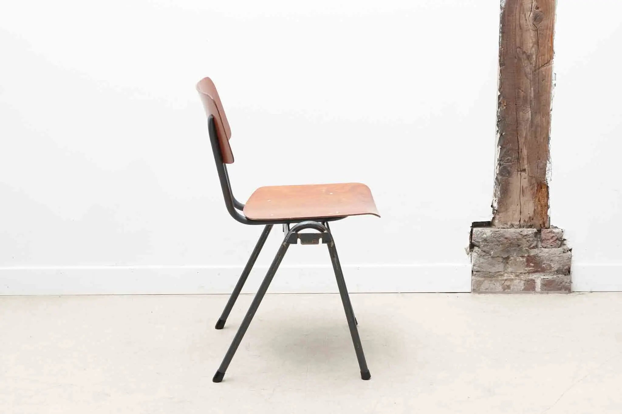 Chaise Eromes chêne et gris-vert avec accroches Cartel de Belleville