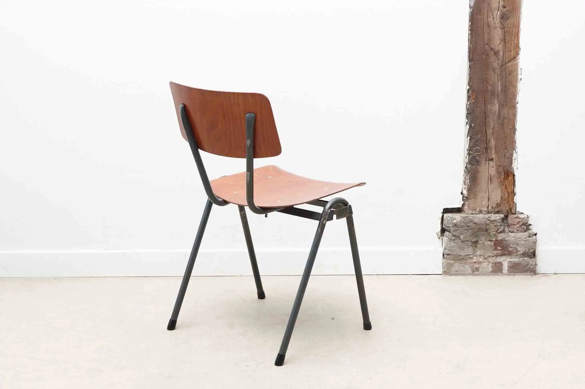 Chaise Eromes chêne et gris-vert avec accroches Cartel de Belleville