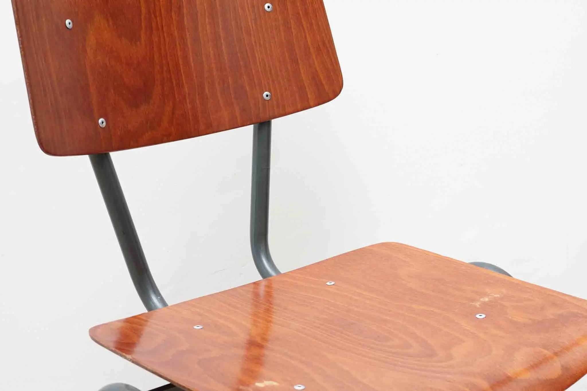 Chaise Eromes chêne et gris-vert avec accroches Cartel de Belleville