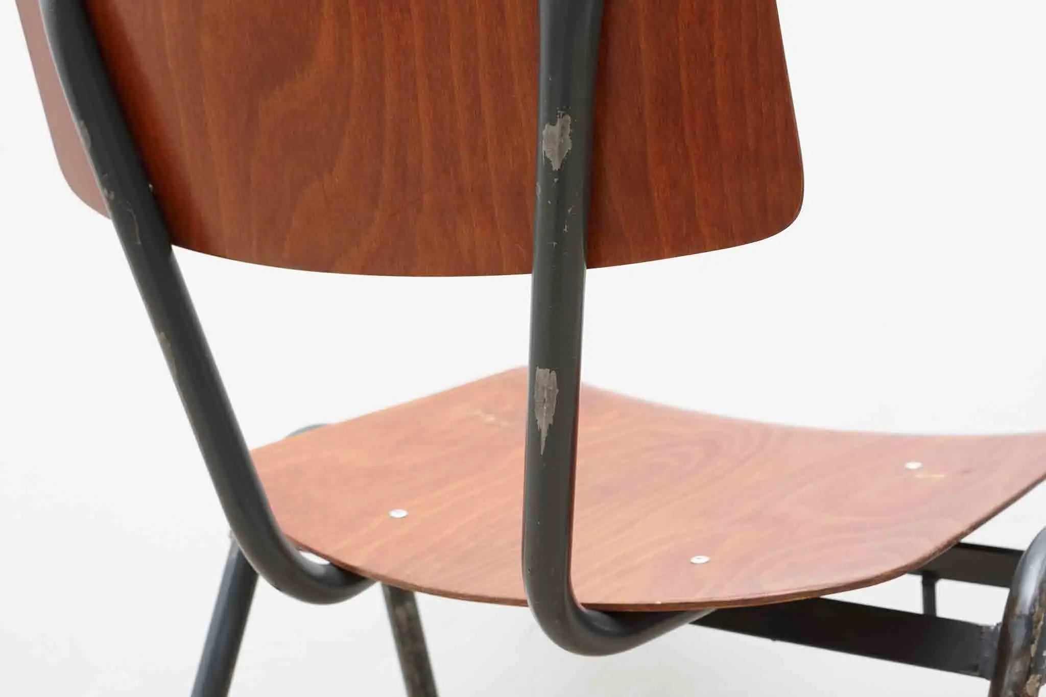 Chaise Eromes chêne et gris-vert avec accroches Cartel de Belleville