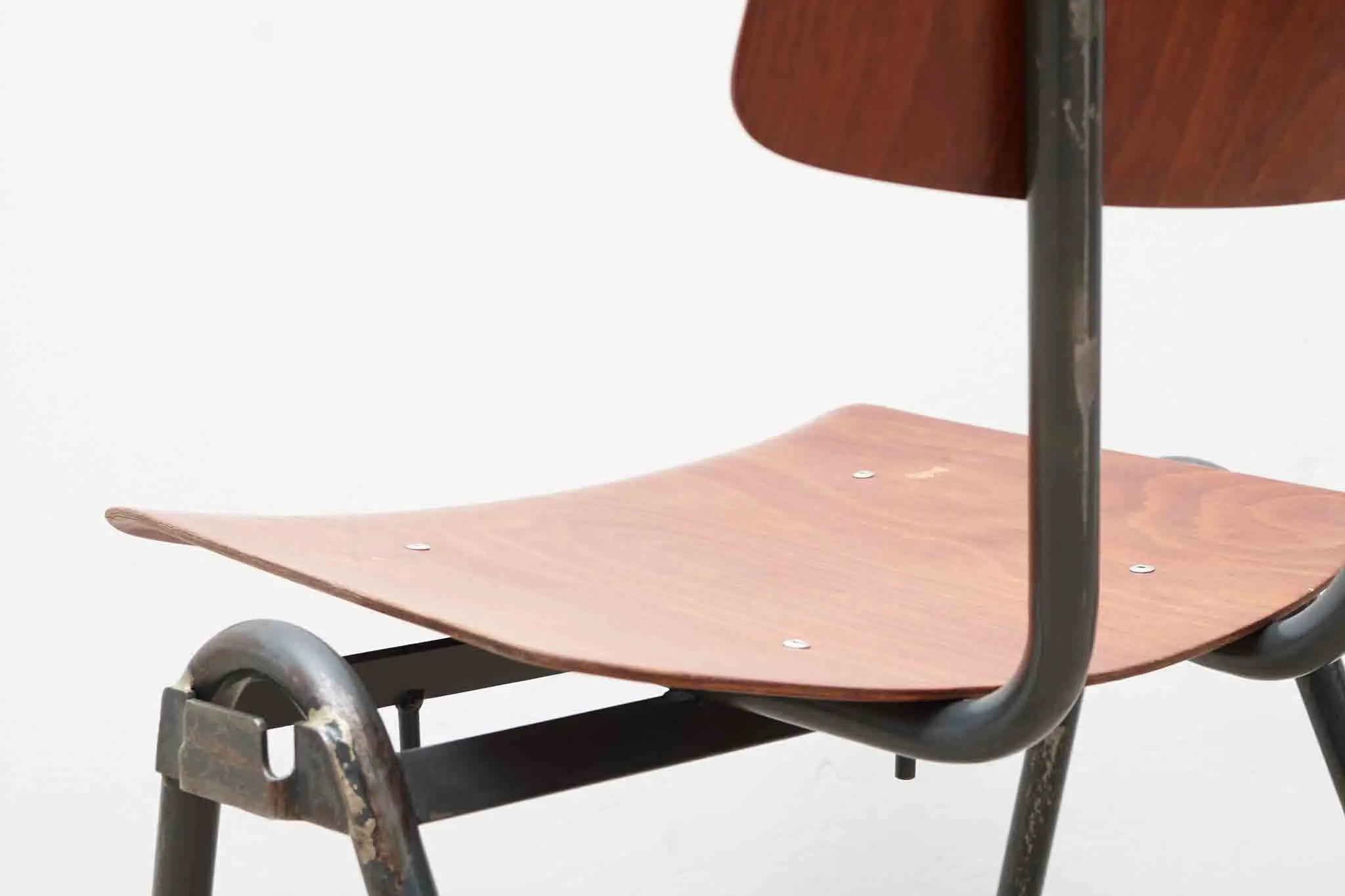 Chaise Eromes chêne et gris-vert avec accroches Cartel de Belleville