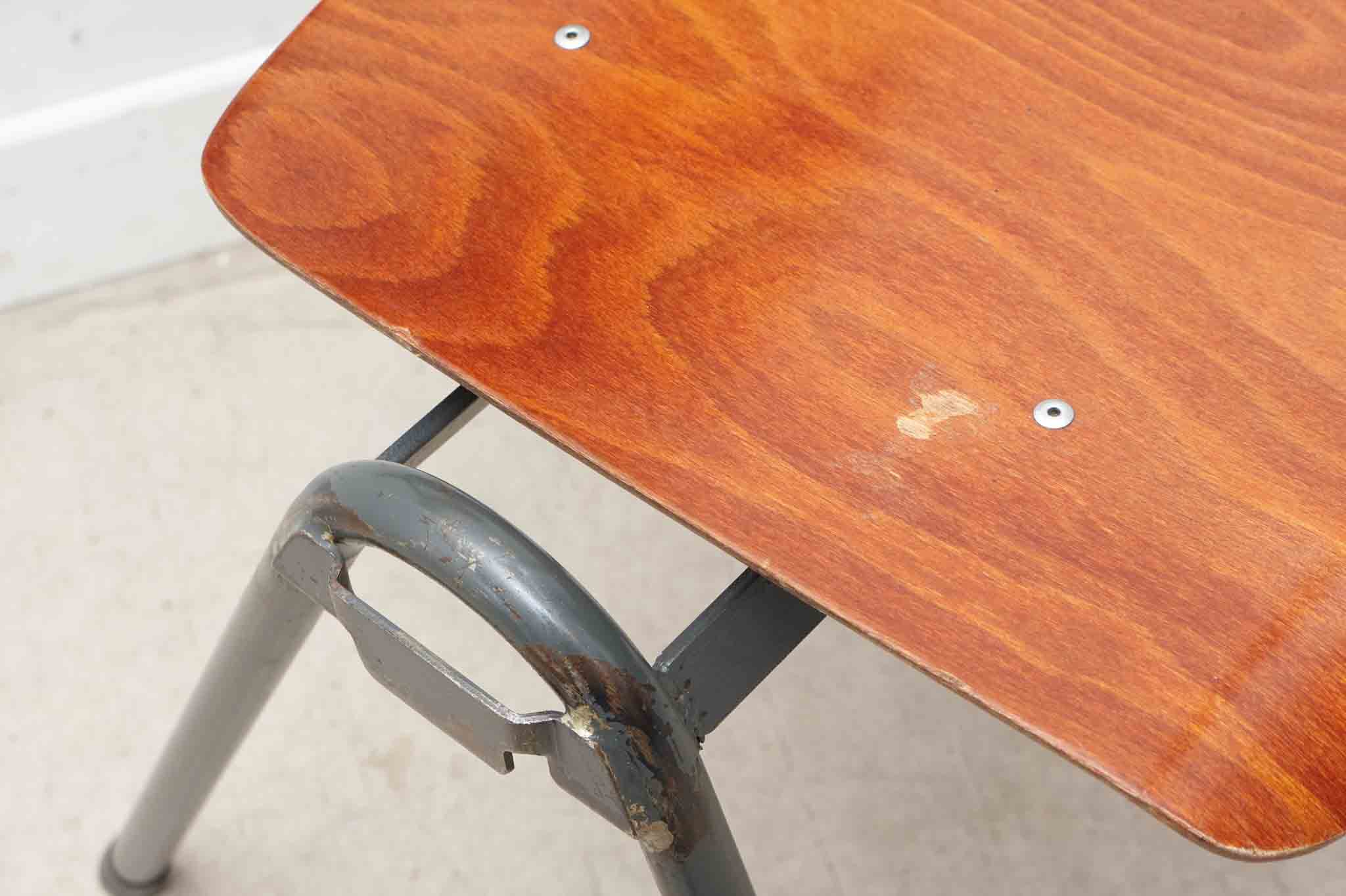 Chaise Eromes chêne et gris-vert avec accroches Cartel de Belleville