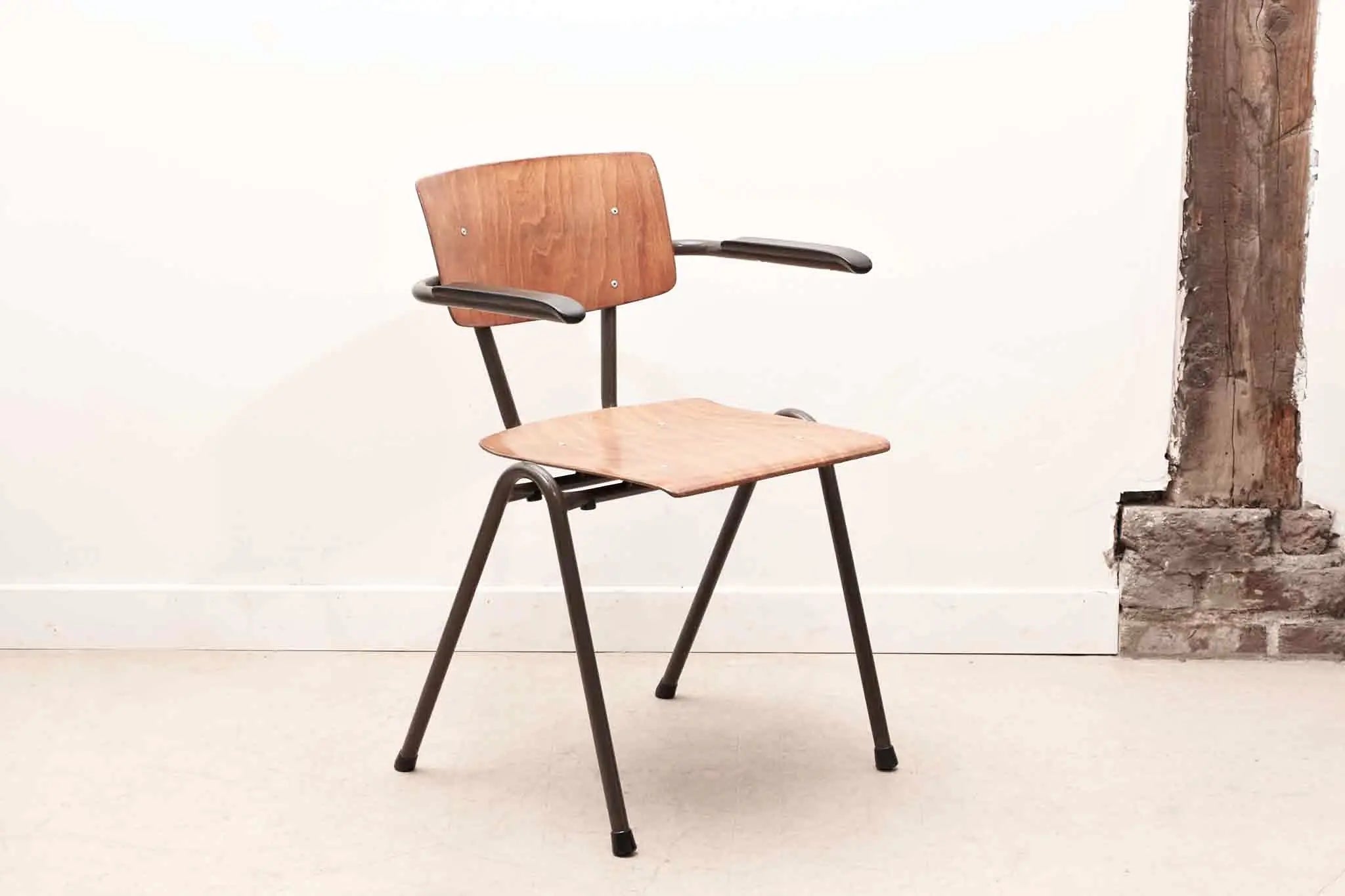 Chaise Eromes avec accoudoirs chêne / gris Cartel de Belleville