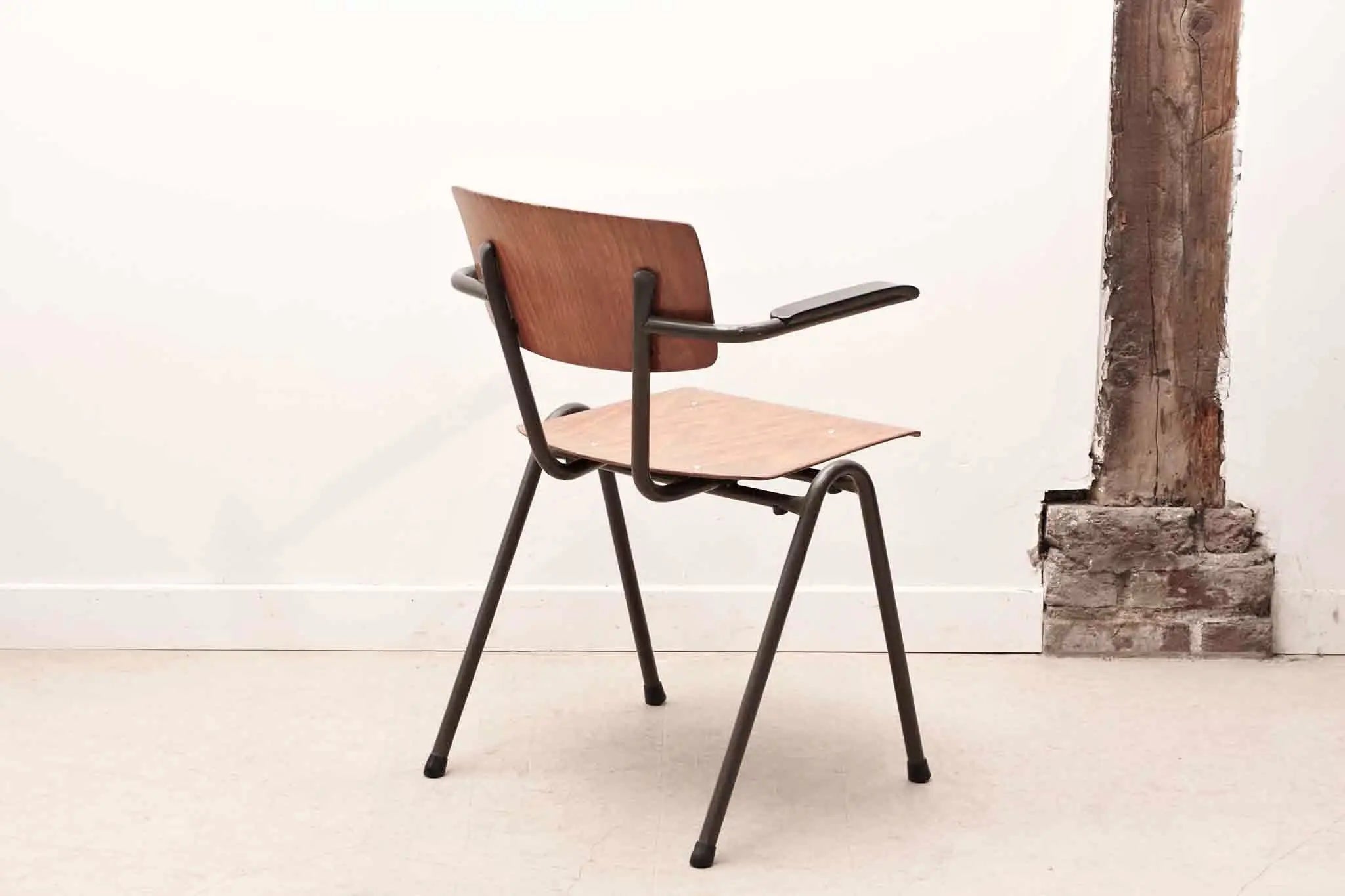 Chaise Eromes avec accoudoirs chêne / gris Cartel de Belleville