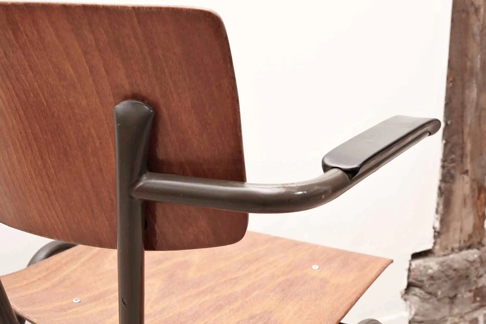 Chaise Eromes avec accoudoirs chêne / gris Cartel de Belleville