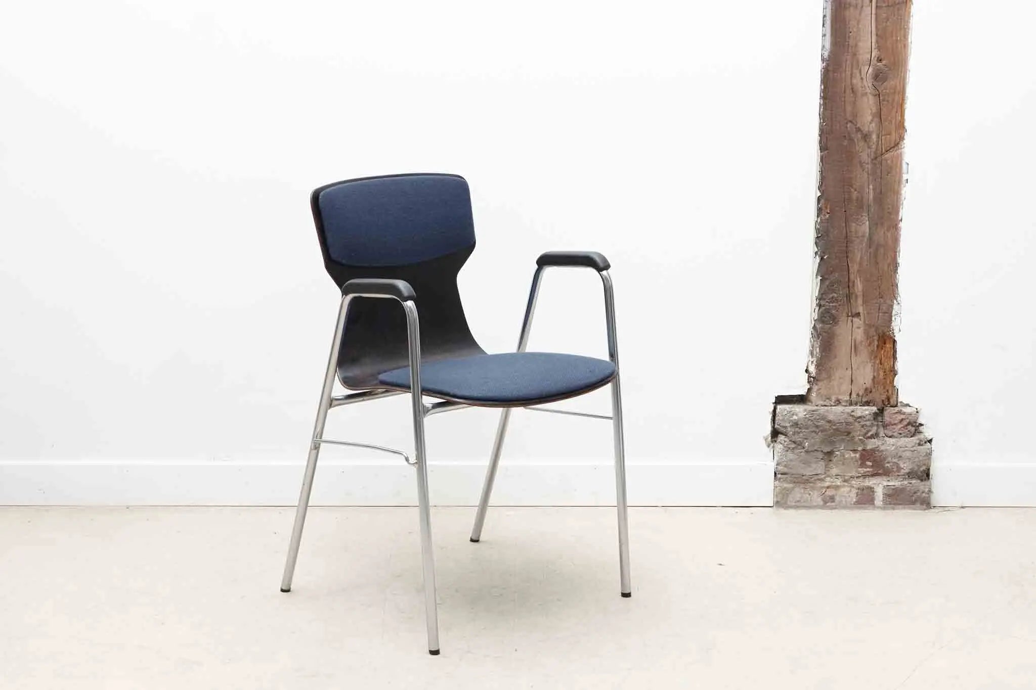 Chaise Eromes fourmi ébène et chrome avec accoudoirs et coussin Cartel de Belleville