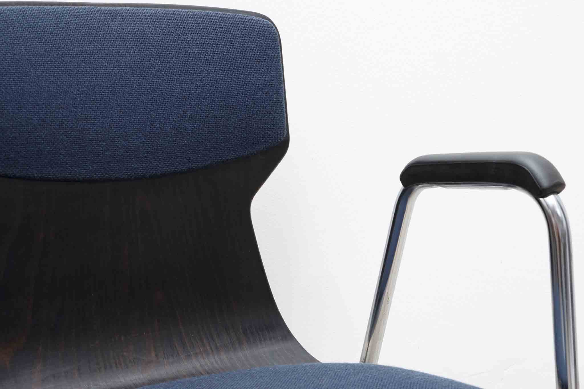 Chaise Eromes fourmi ébène et chrome avec accoudoirs et coussin Cartel de Belleville