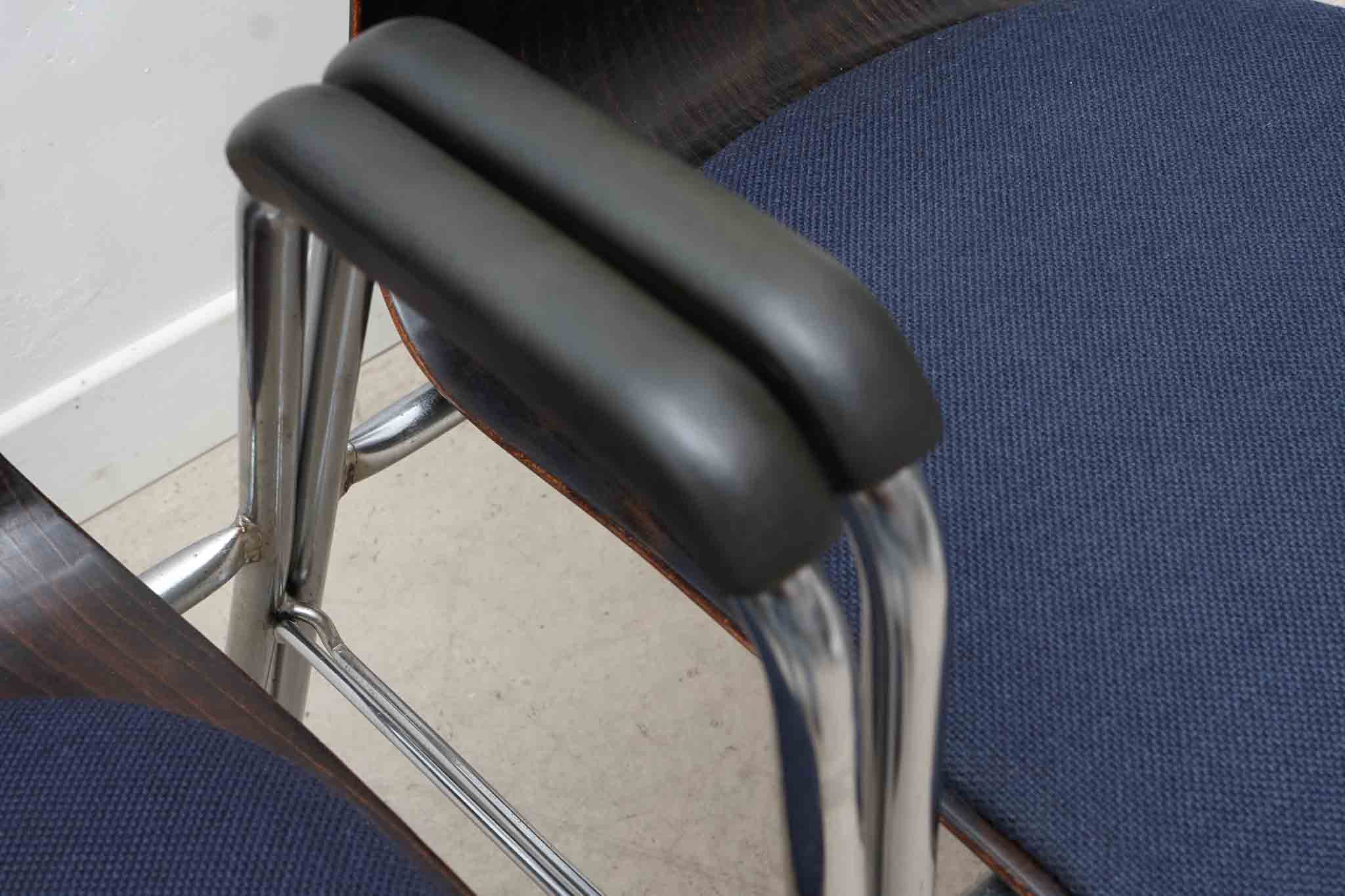 Chaise Eromes fourmi ébène et chrome avec accoudoirs et coussin Cartel de Belleville