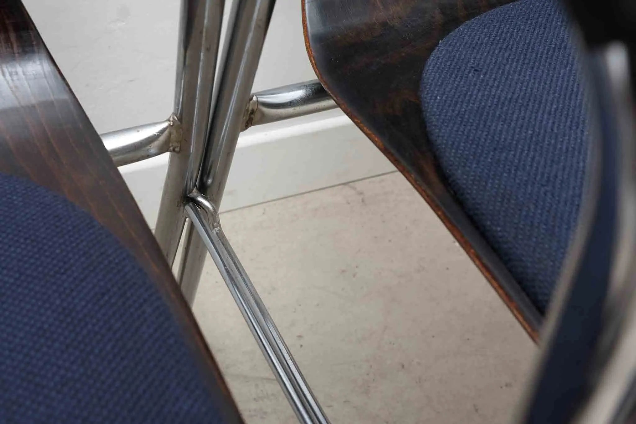 Chaise Eromes fourmi ébène et chrome avec accoudoirs et coussin Cartel de Belleville