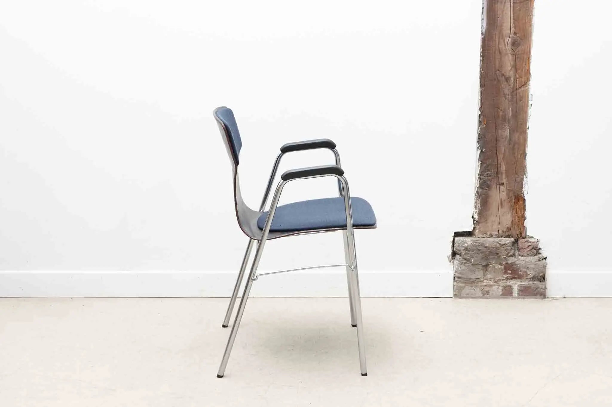 Chaise Eromes fourmi ébène et chrome avec accoudoirs et coussin Cartel de Belleville