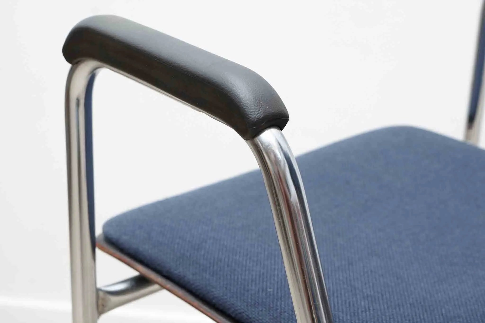 Chaise Eromes fourmi ébène et chrome avec accoudoirs et coussin Cartel de Belleville
