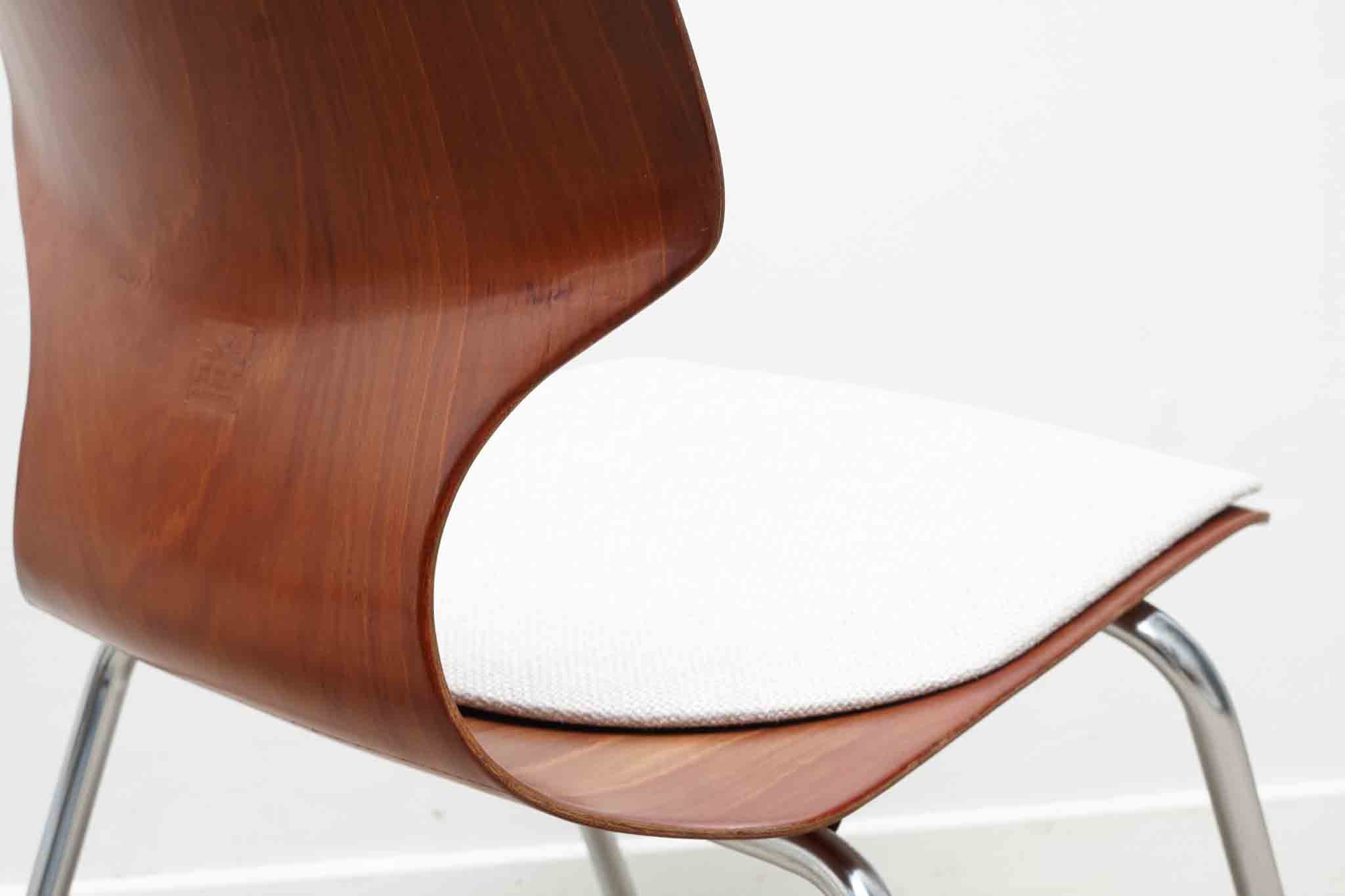 Chaise Flötotto traîneau coque cintrée / tapissée