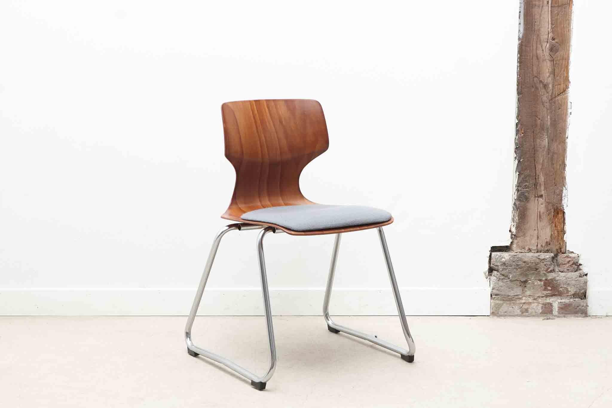 Chaise Flötotto traîneau coque cintrée / tapissée