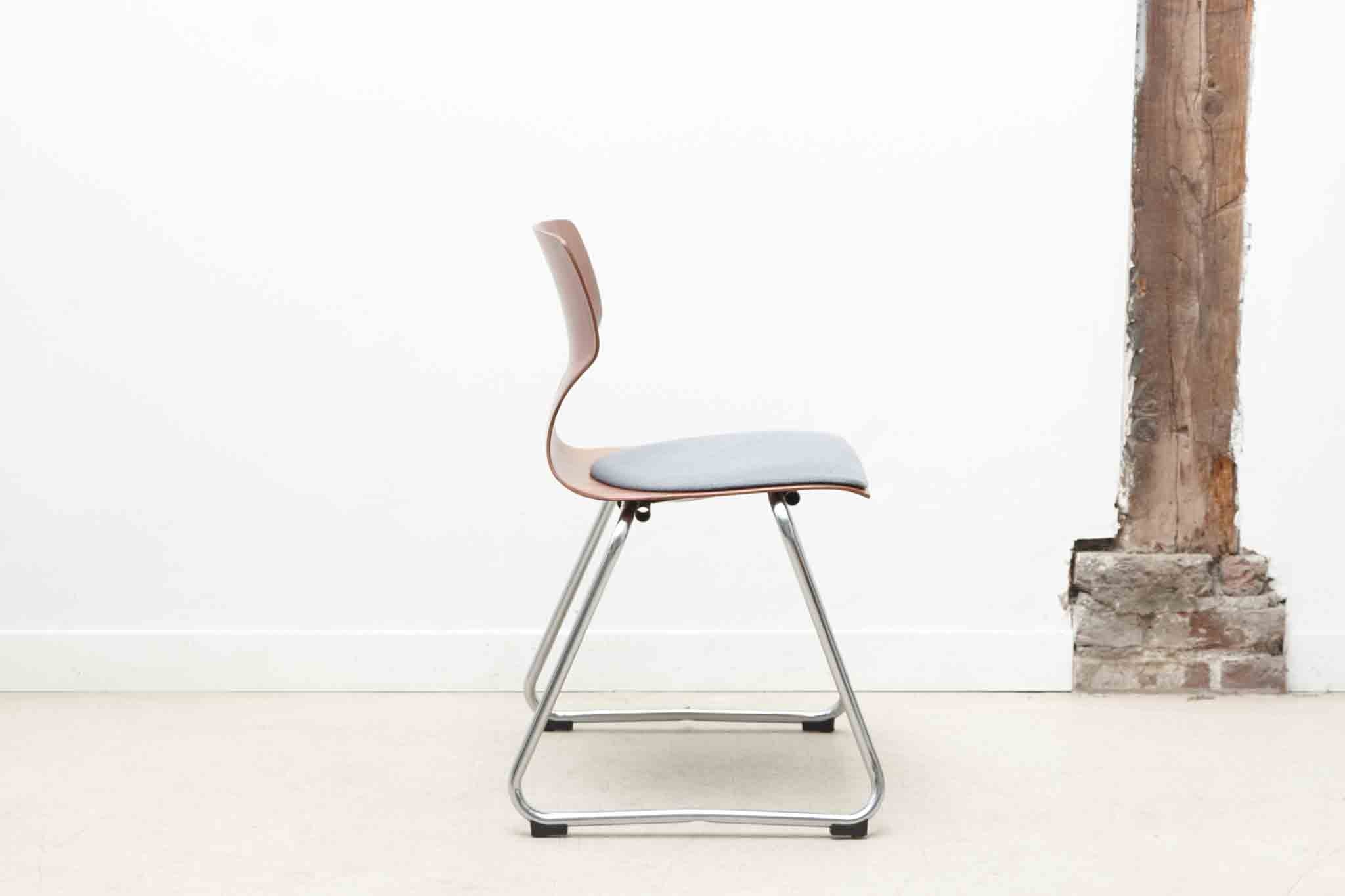 Chaise Flötotto traîneau coque cintrée / tapissée