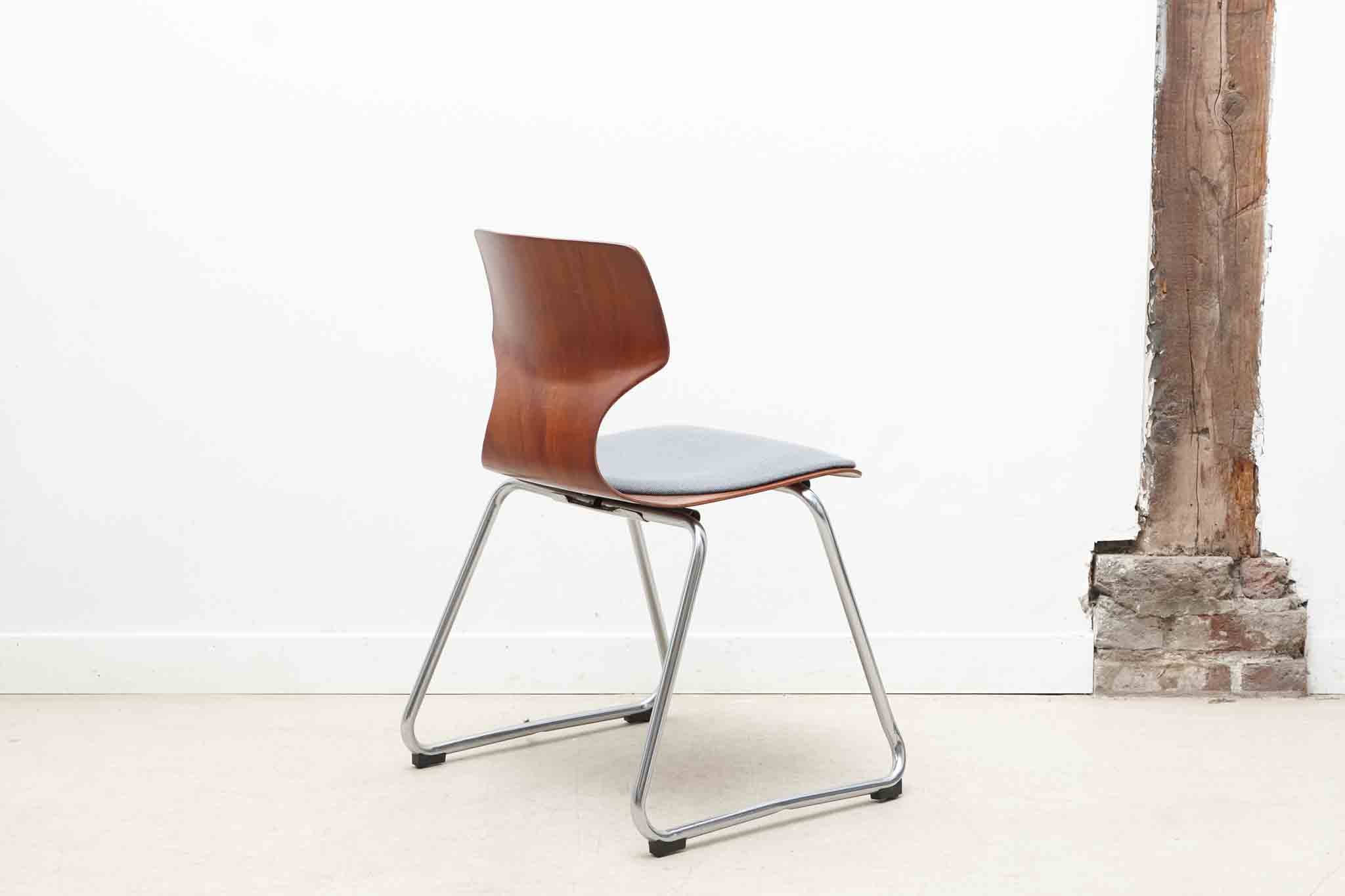 Chaise Flötotto traîneau coque cintrée / tapissée