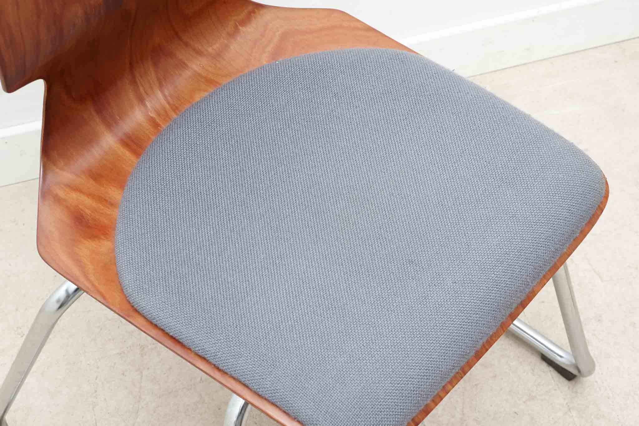 Chaise Flötotto traîneau coque cintrée / tapissée