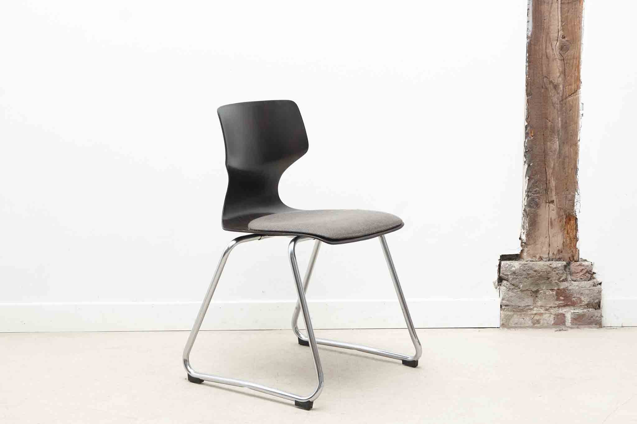 Chaise Flötotto traîneau coque cintrée / tapissée