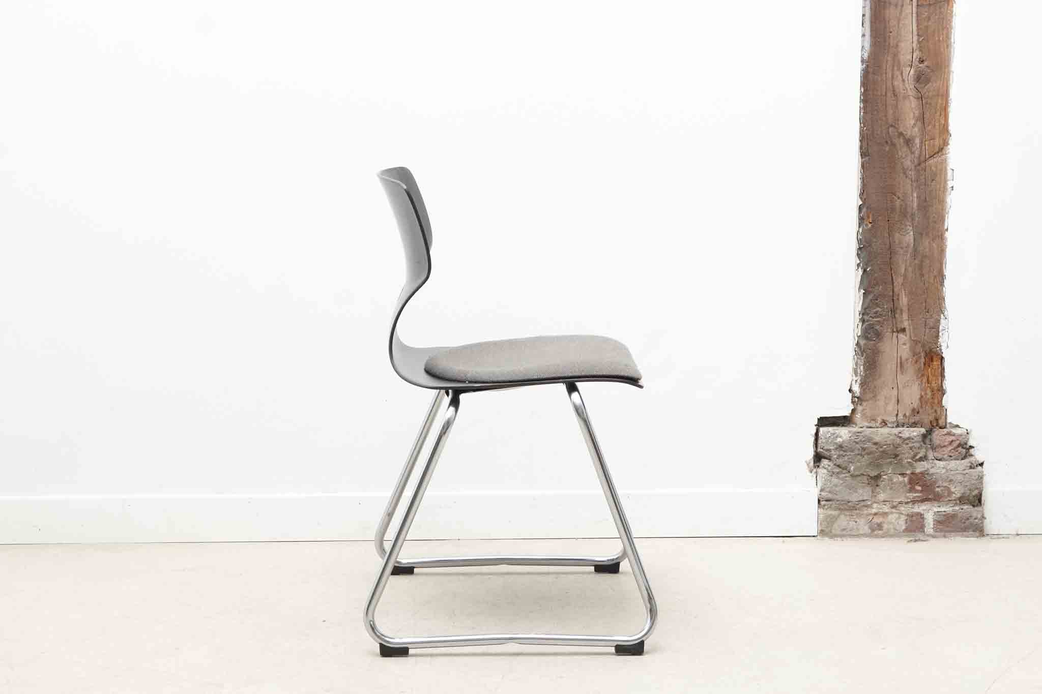 Chaise Flötotto traîneau coque cintrée / tapissée