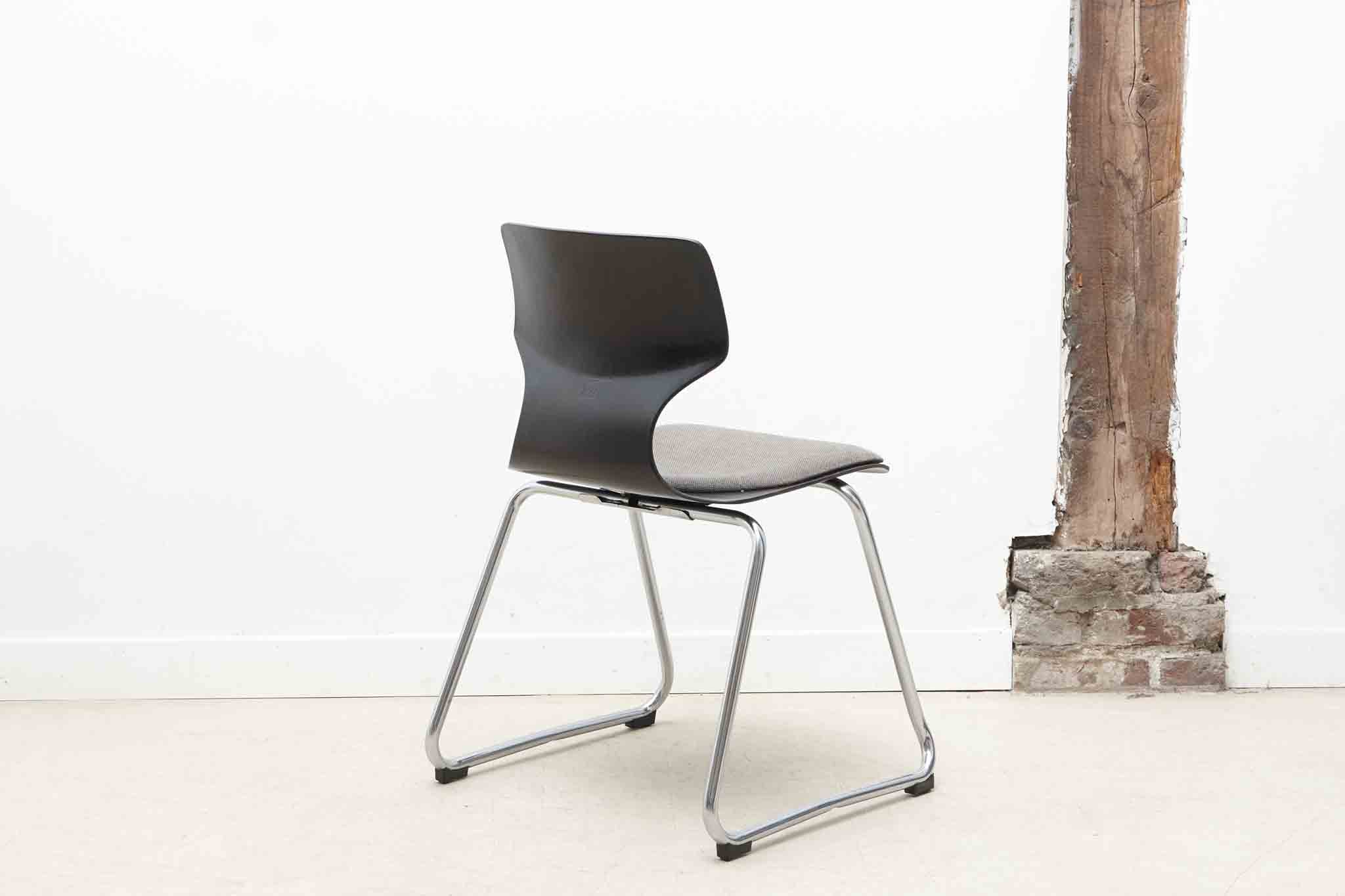 Chaise Flötotto traîneau coque cintrée / tapissée