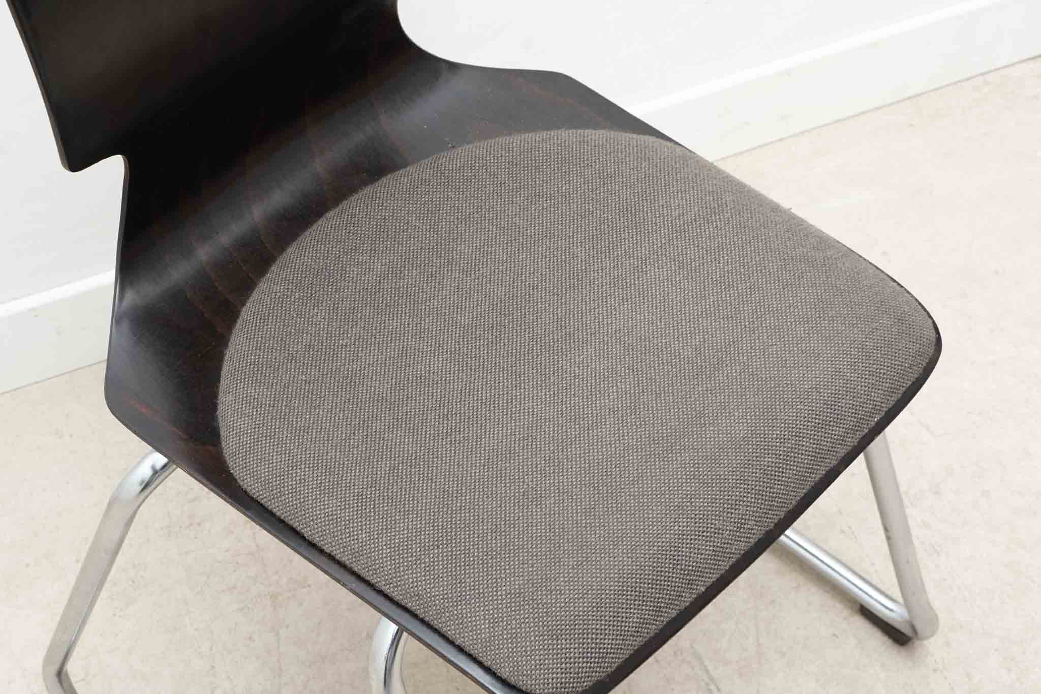 Chaise Flötotto traîneau coque cintrée / tapissée