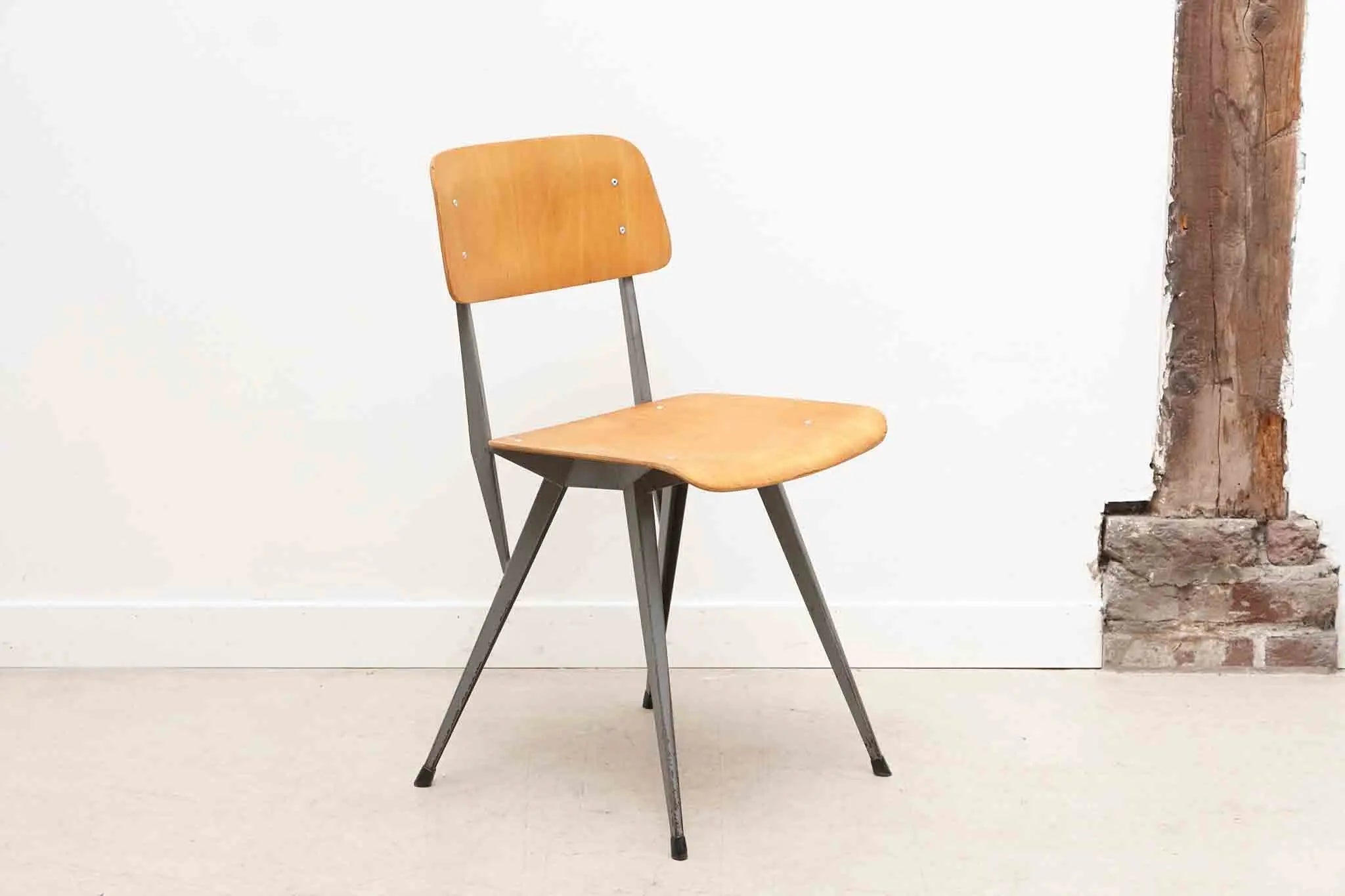Chaise AS87 style Friso Kramer chêne et gris Cartel de Belleville