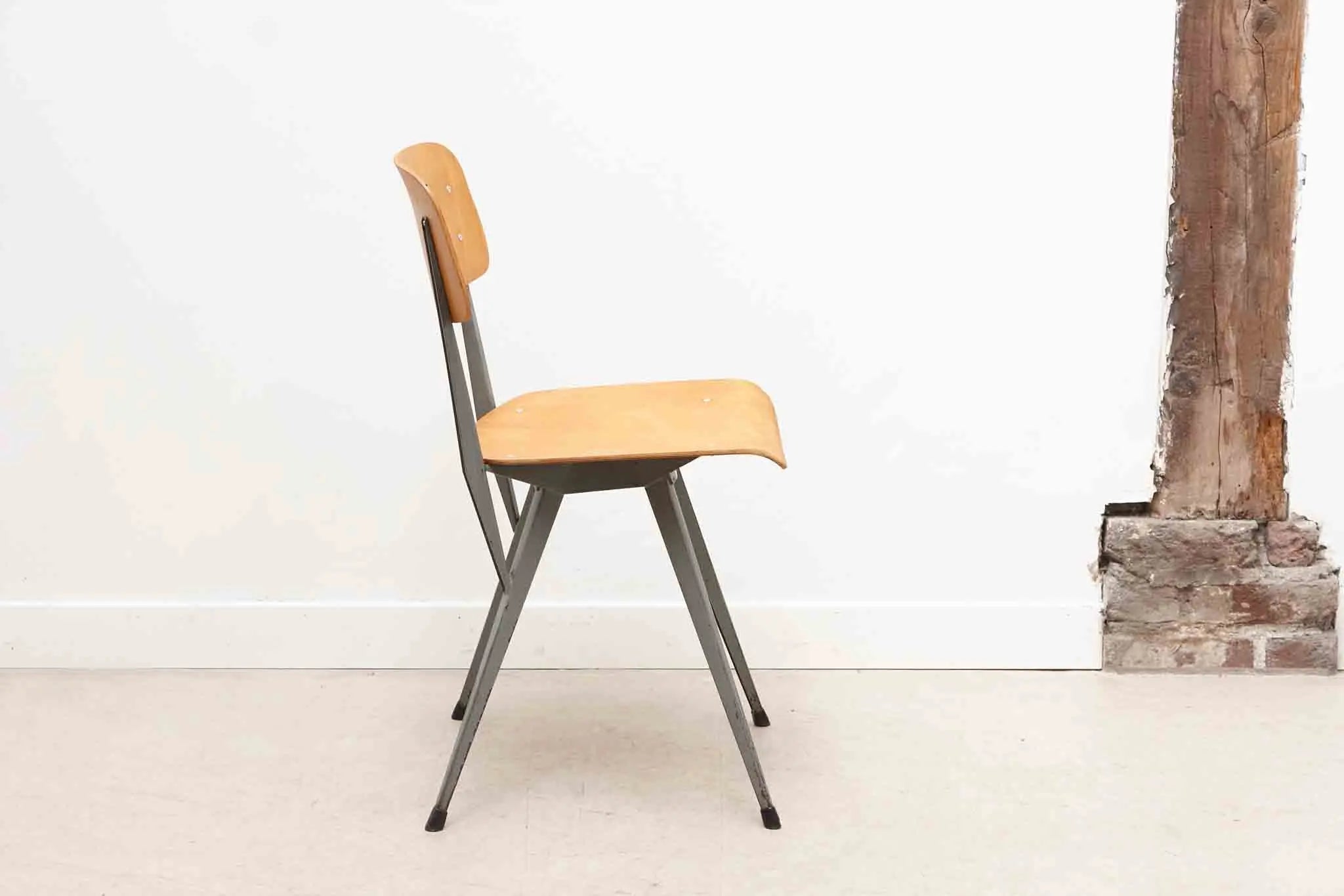 Chaise AS87 style Friso Kramer chêne et gris Cartel de Belleville