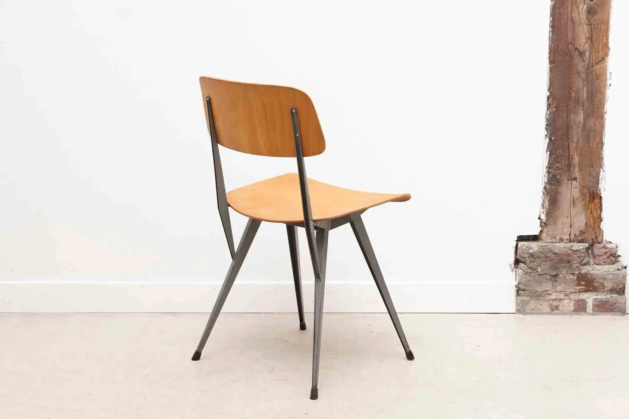 Chaise AS87 style Friso Kramer chêne et gris Cartel de Belleville