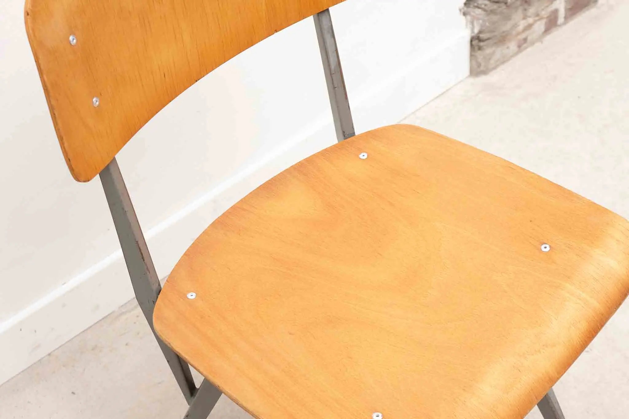 Chaise AS87 style Friso Kramer chêne et gris Cartel de Belleville