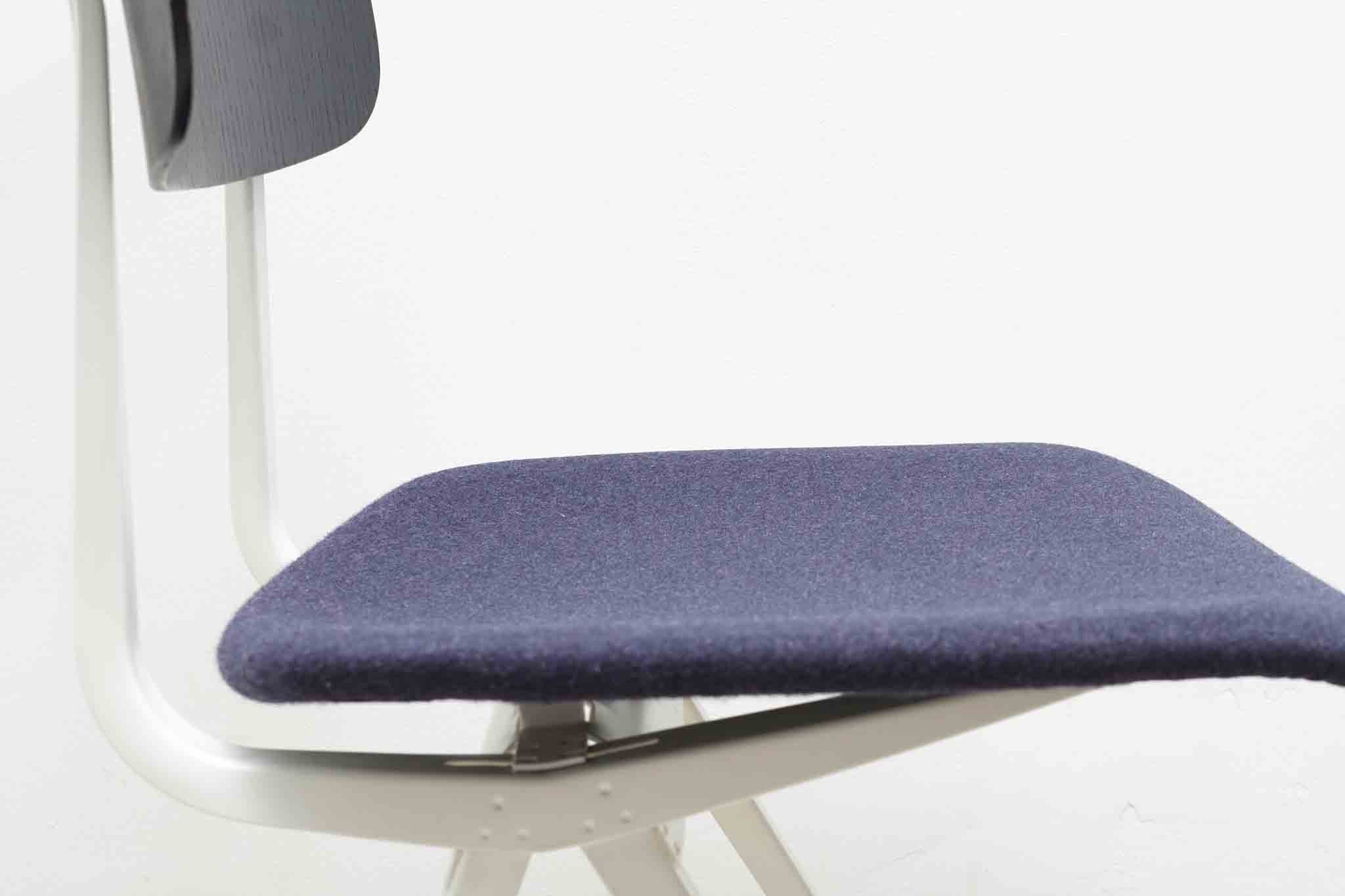Chaise Friso Kramer "Result" tapissée et blanc Cartel de Belleville