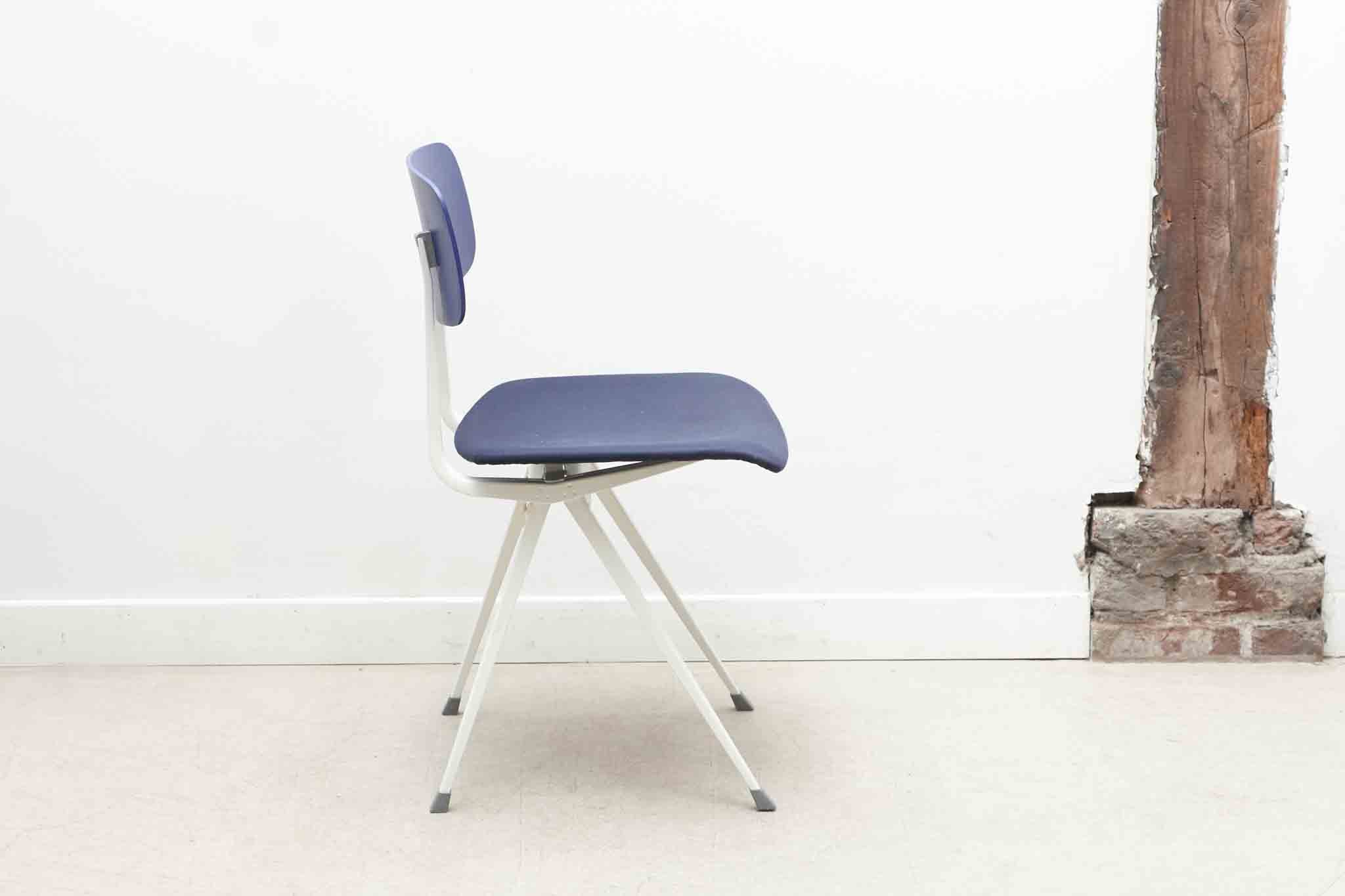 Chaise Friso Kramer "Result" tapissée et blanc