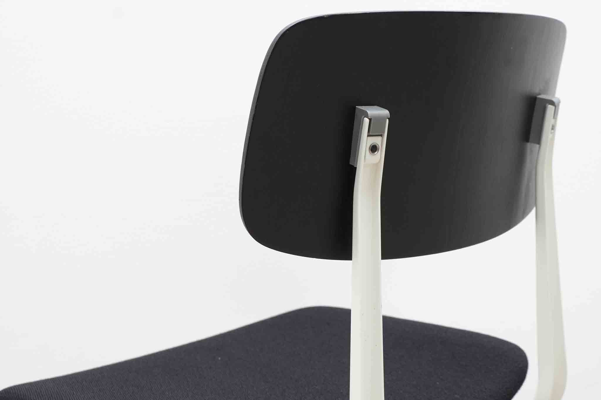 Chaise Friso Kramer "Result" tapissée et blanc Cartel de Belleville