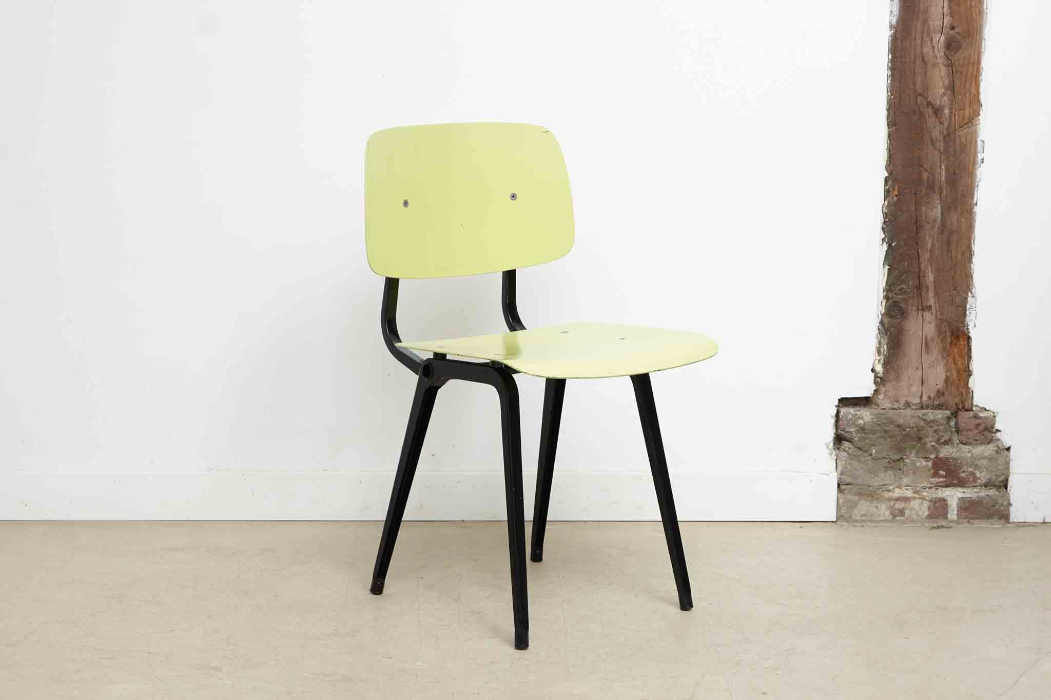 Chaise Friso Kramer Revolt jaune et noir Cartel de Belleville