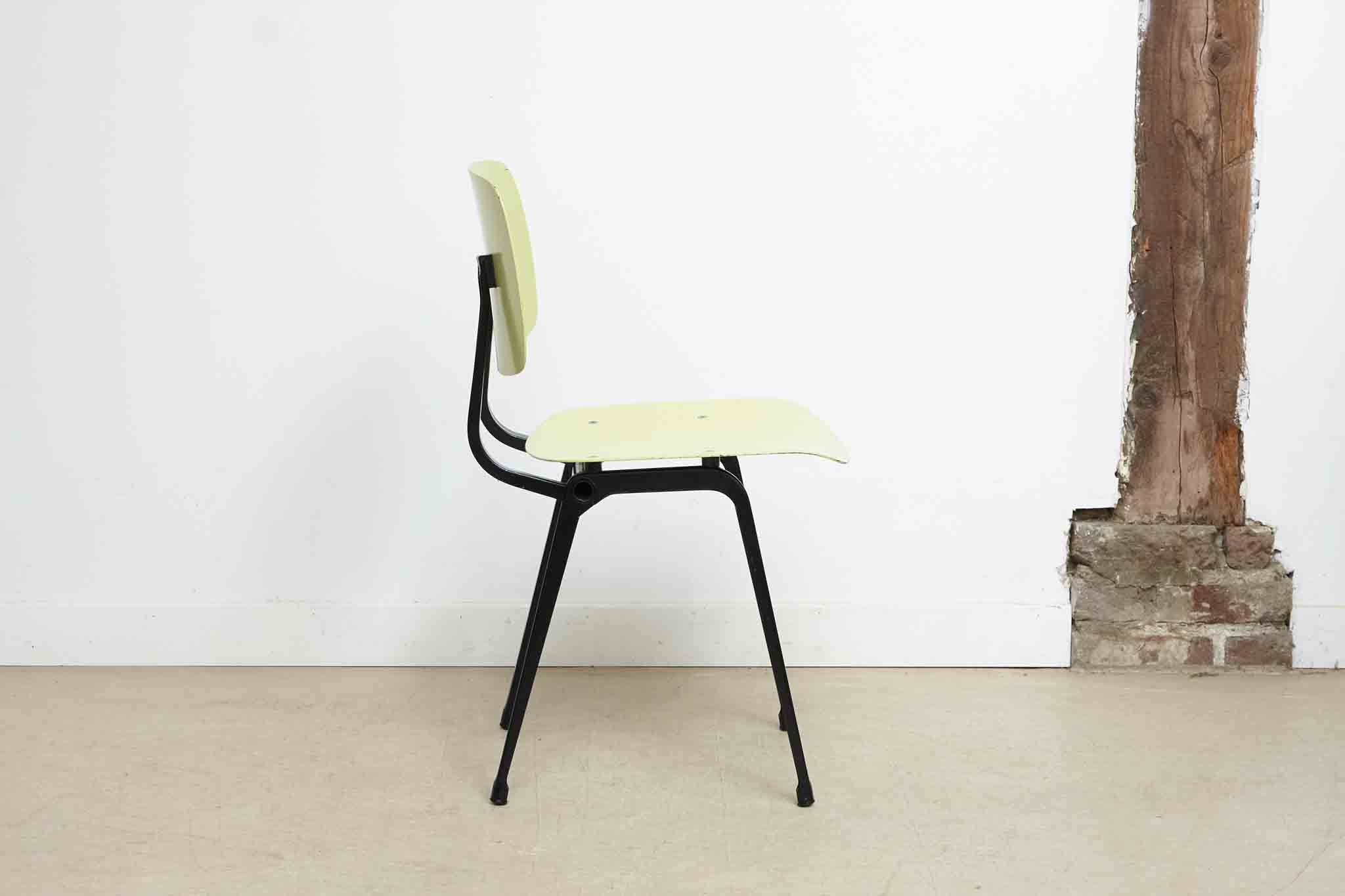 Chaise Friso Kramer Revolt jaune et noir Cartel de Belleville