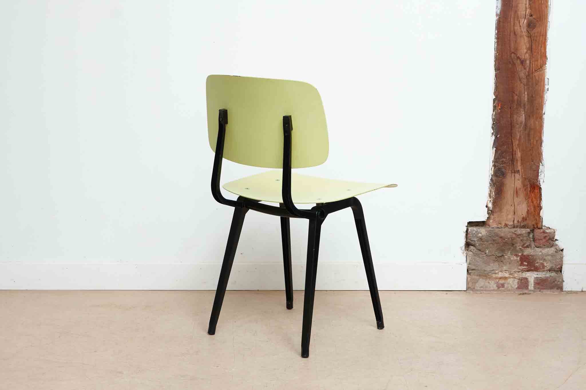 Chaise Friso Kramer Revolt jaune et noir Cartel de Belleville