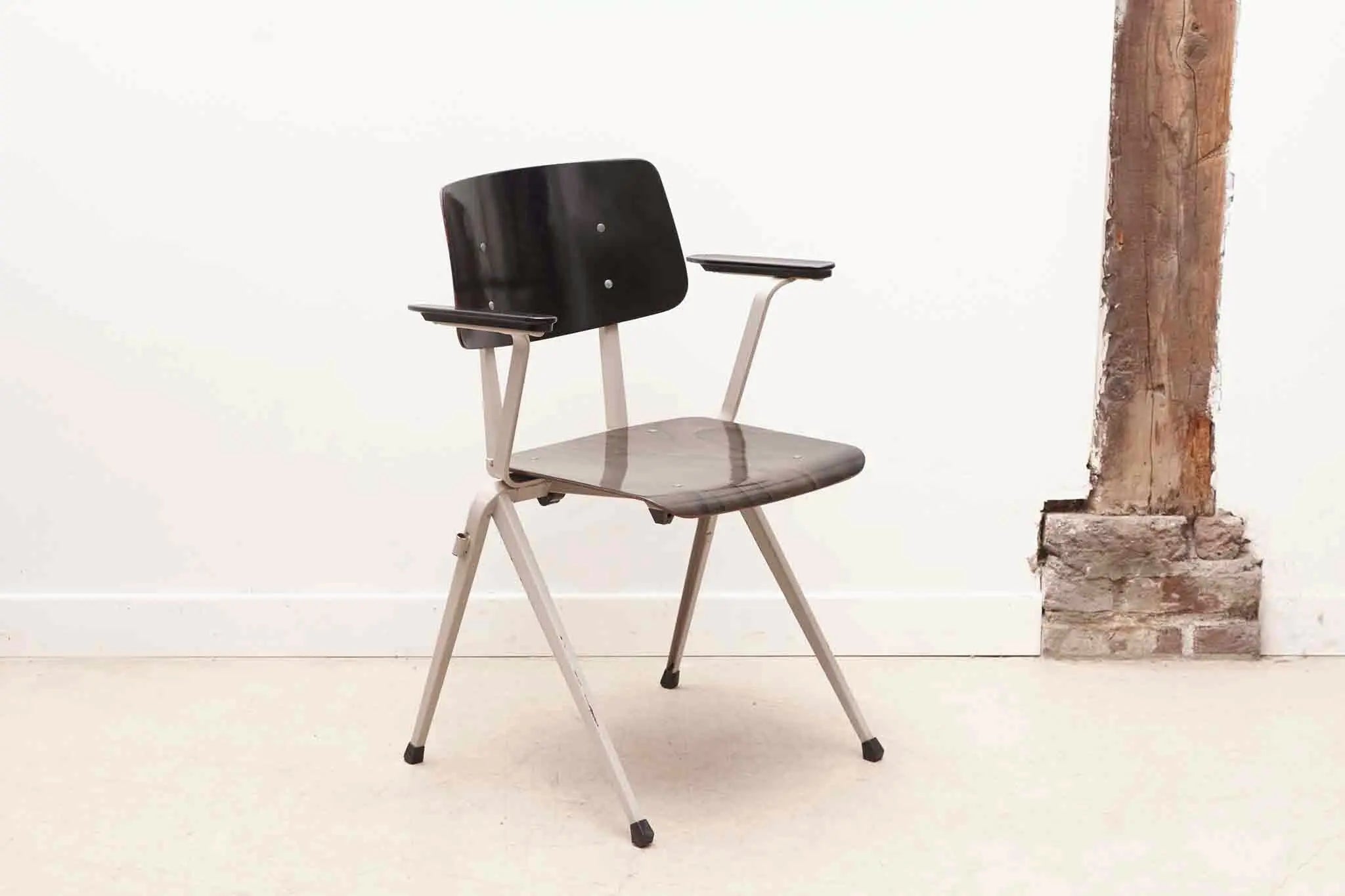 Chaise vintage Galvanitas S17 avec accoudoirs ébène et gris Cartel de Belleville