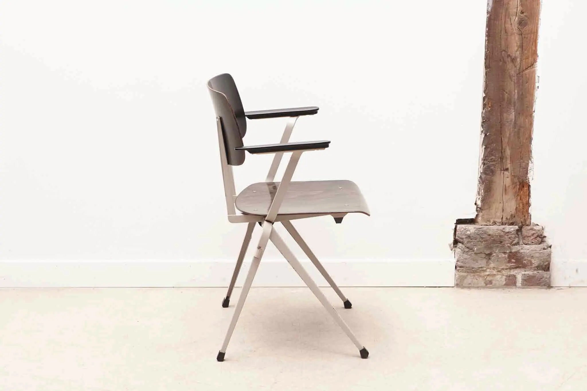 Chaise vintage Galvanitas S17 avec accoudoirs ébène et gris Cartel de Belleville