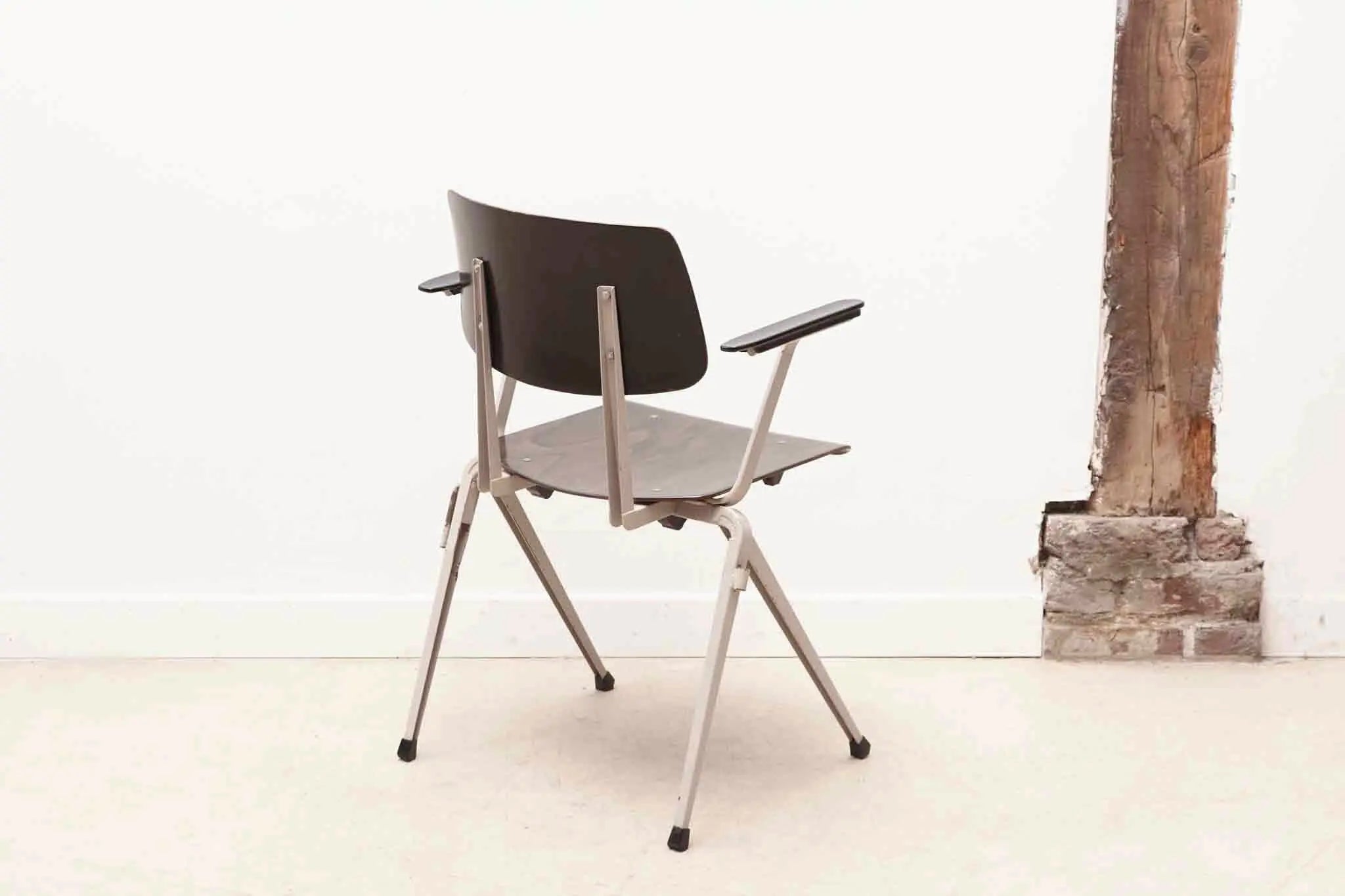 Chaise vintage Galvanitas S17 avec accoudoirs ébène et gris Cartel de Belleville