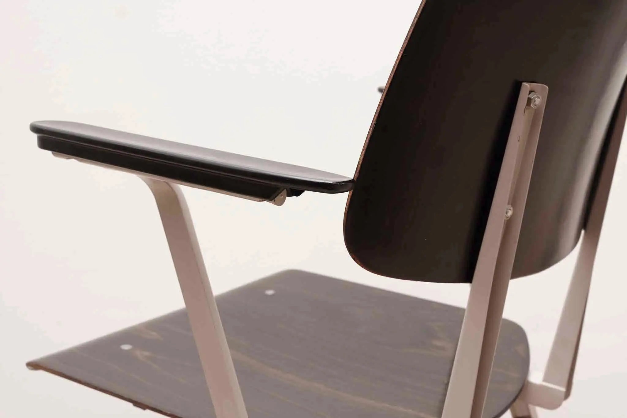 Chaise vintage Galvanitas S17 avec accoudoirs ébène et gris Cartel de Belleville
