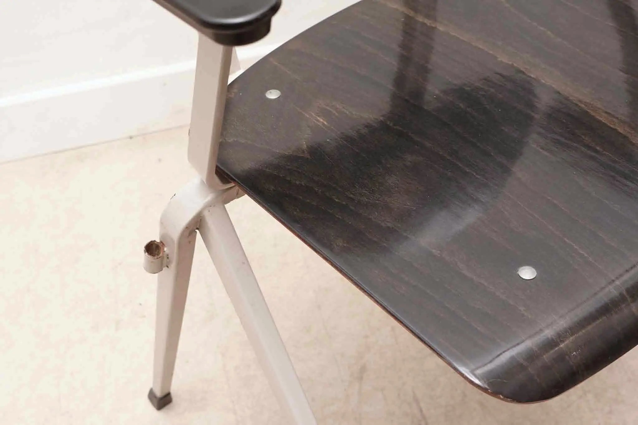 Chaise vintage Galvanitas S17 avec accoudoirs ébène et gris Cartel de Belleville